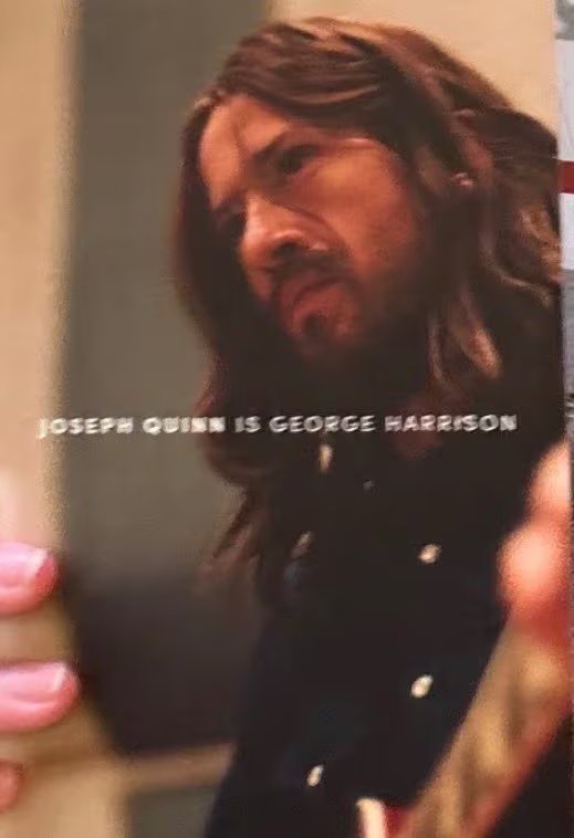 Joseph Quinn interpreta a George Harrison, con una caracterización inspirada en los últimos años de la carrera del grupo. (Créditos: Lipaliverpool/redes sociales)