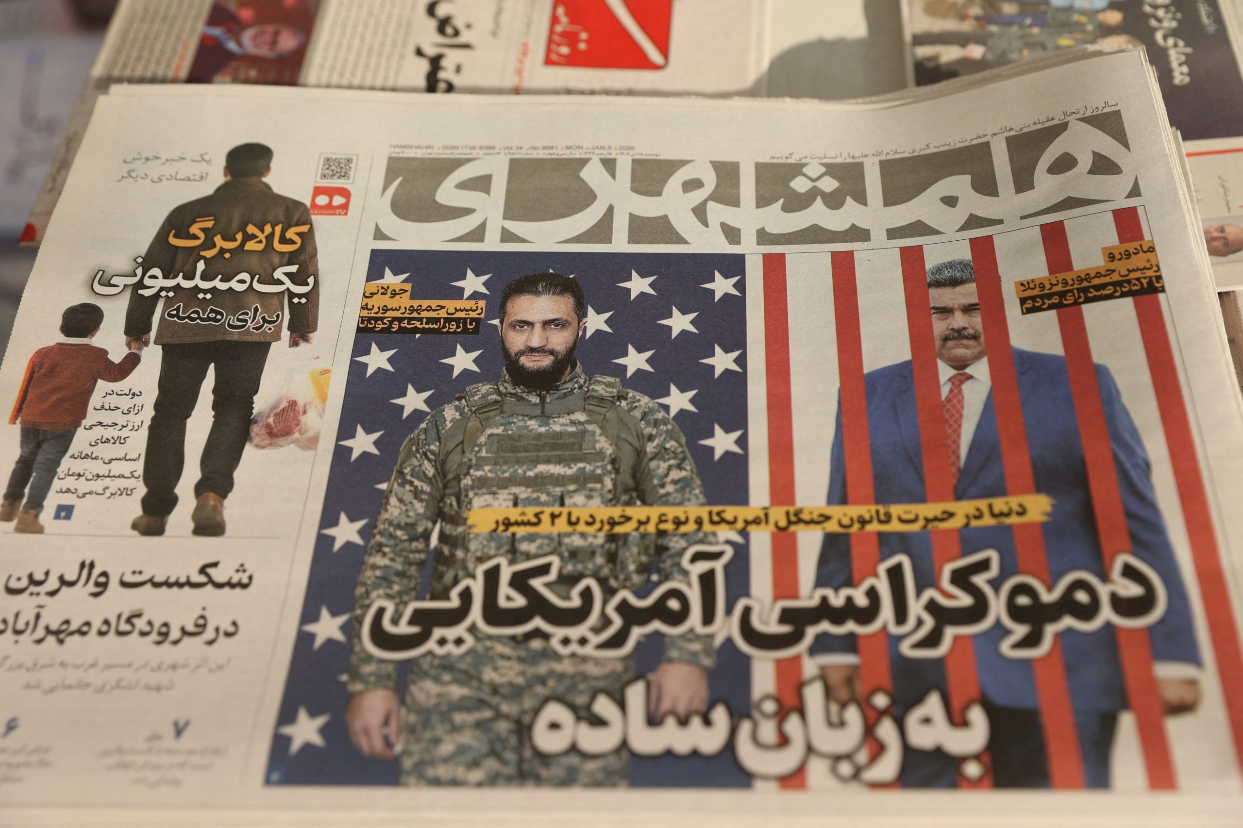 Un periódico iraní muestra en portada al presidente venezolano Nicolás Maduro, aliado de Teherán capturado por el ejército estadounidense el sábado, y al presidente sirio Ahmed al-Sharaa, en Teherán. Majid Asgaripour/WANA (West Asia News Agency) via REUTERS