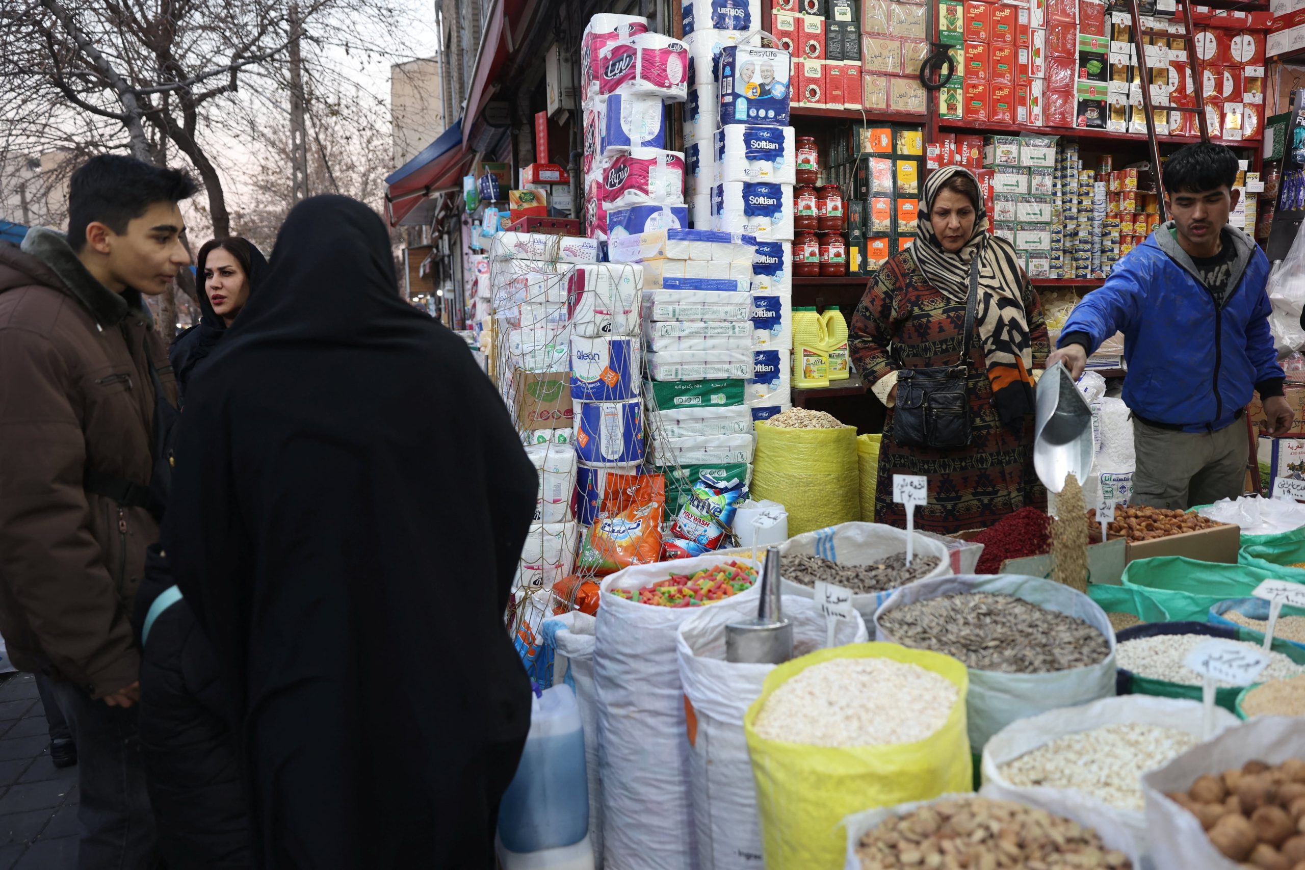 Una mujer iraní compra en un mercado local en Teherán mientras estallan las protestas por el colapso del rial, que alcanzó 1,46 millones por dólar. Majid Asgaripour/WANA (West Asia News Agency) via REUTERS