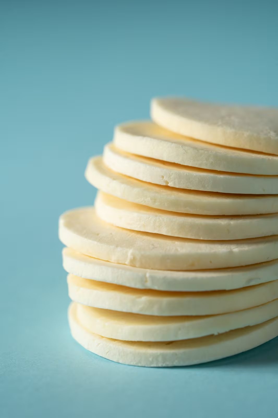 Cada porción, compuesta por 12 discos de queso —unos 20 gramos—, aporta el mismo contenido de proteínas y grasas que un vaso de leche (INTA)