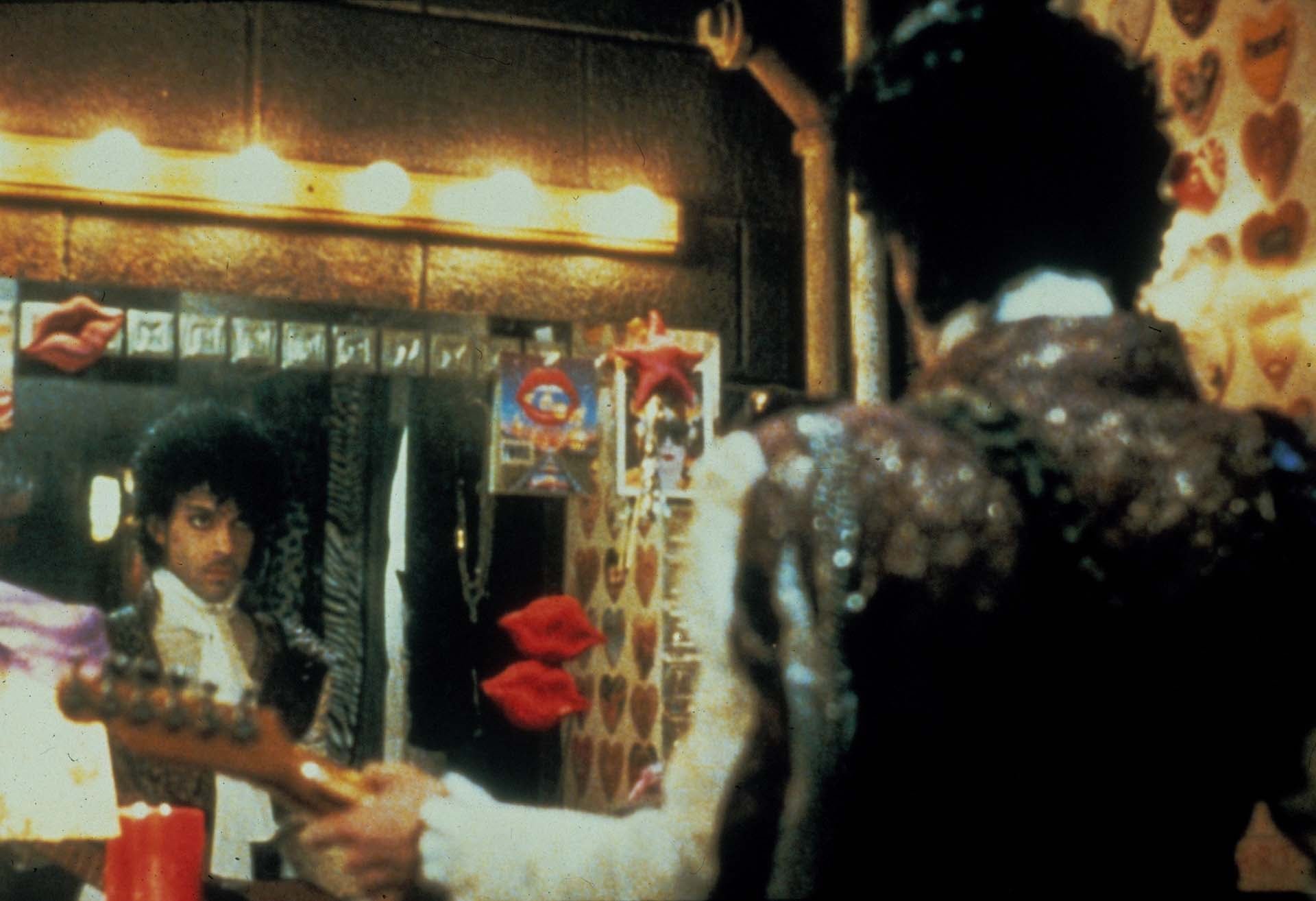 La película, dirigida por Albert Magnoli en 1984, narra la vida semiautobiográfica de Prince como 'The Kid', joven músico de Minneapolis enfrentando desafíos familiares (Moviestore/Shutterstock)