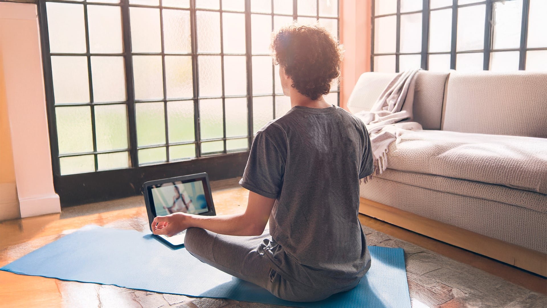 La Cleveland Clinic recomienda prácticas de autocuidado como mindfulness, establecimiento de límites y reducción del tiempo digital para proteger la salud emocional (Crédito: Freepik)