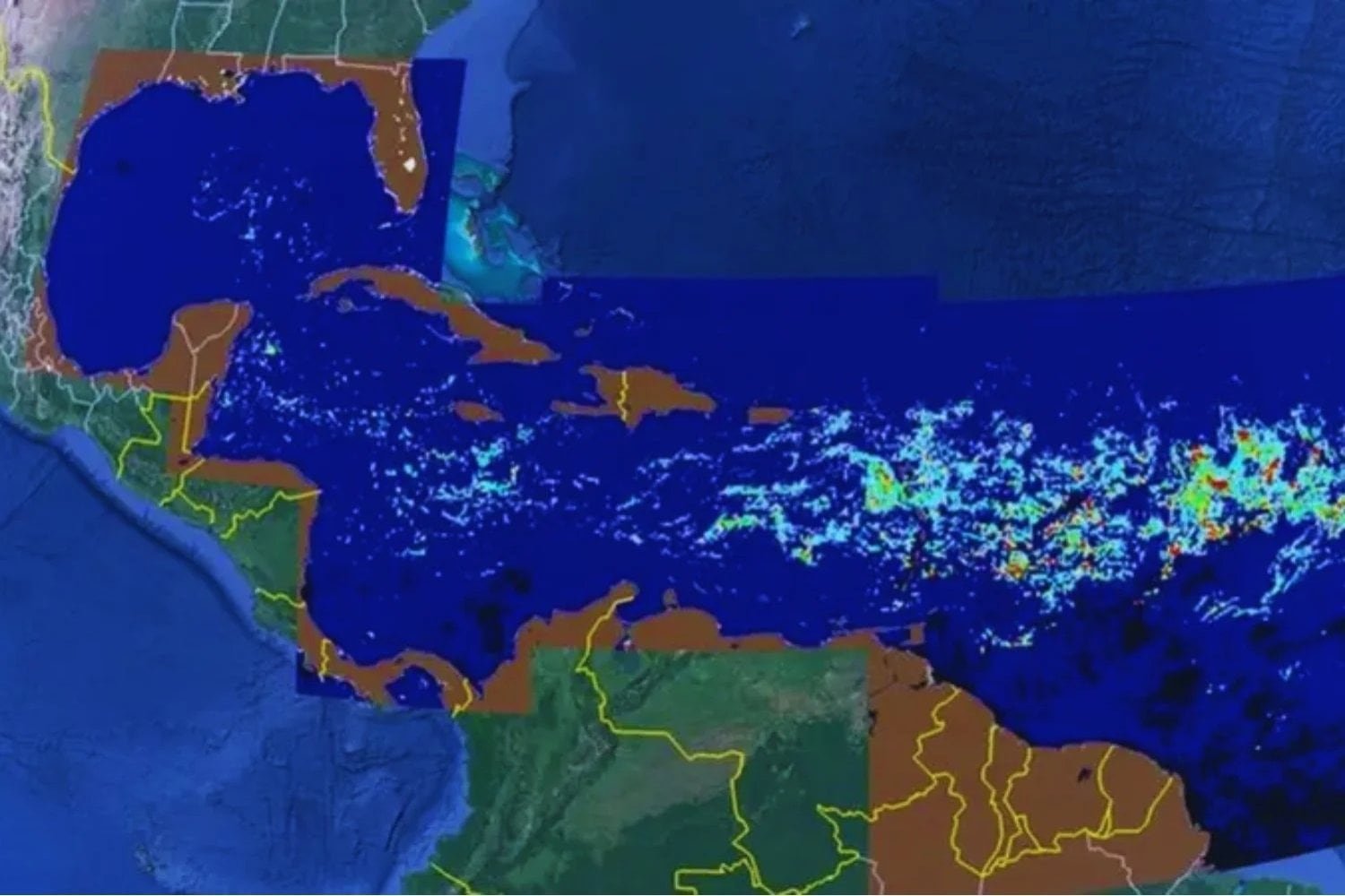 Lo que parece una marea negra es, en realidad, una proliferación masiva de algas marinas 