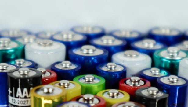 Las pilas no deben ser botadas en los residuos comunes del hogar.