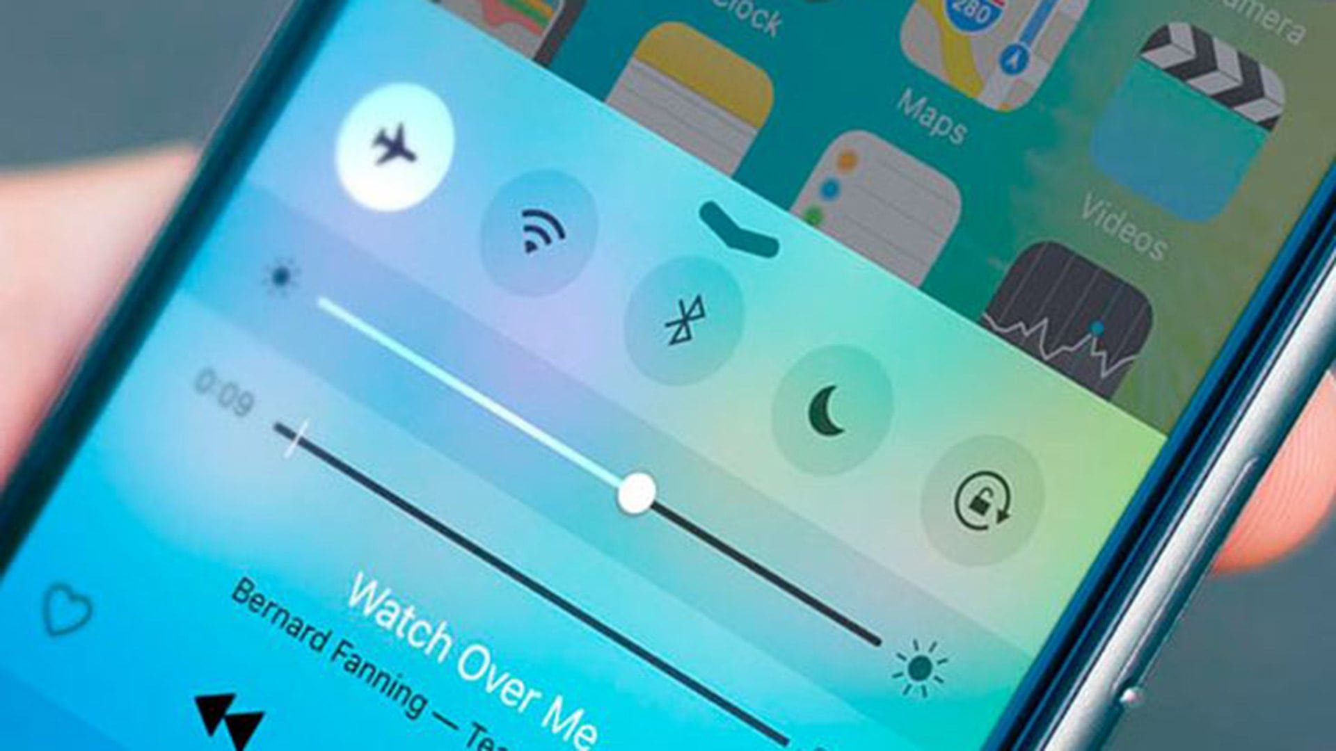 Algunas aerolíneas permiten usar celular, pero con el modo avión activado para conectarse a wifi.
