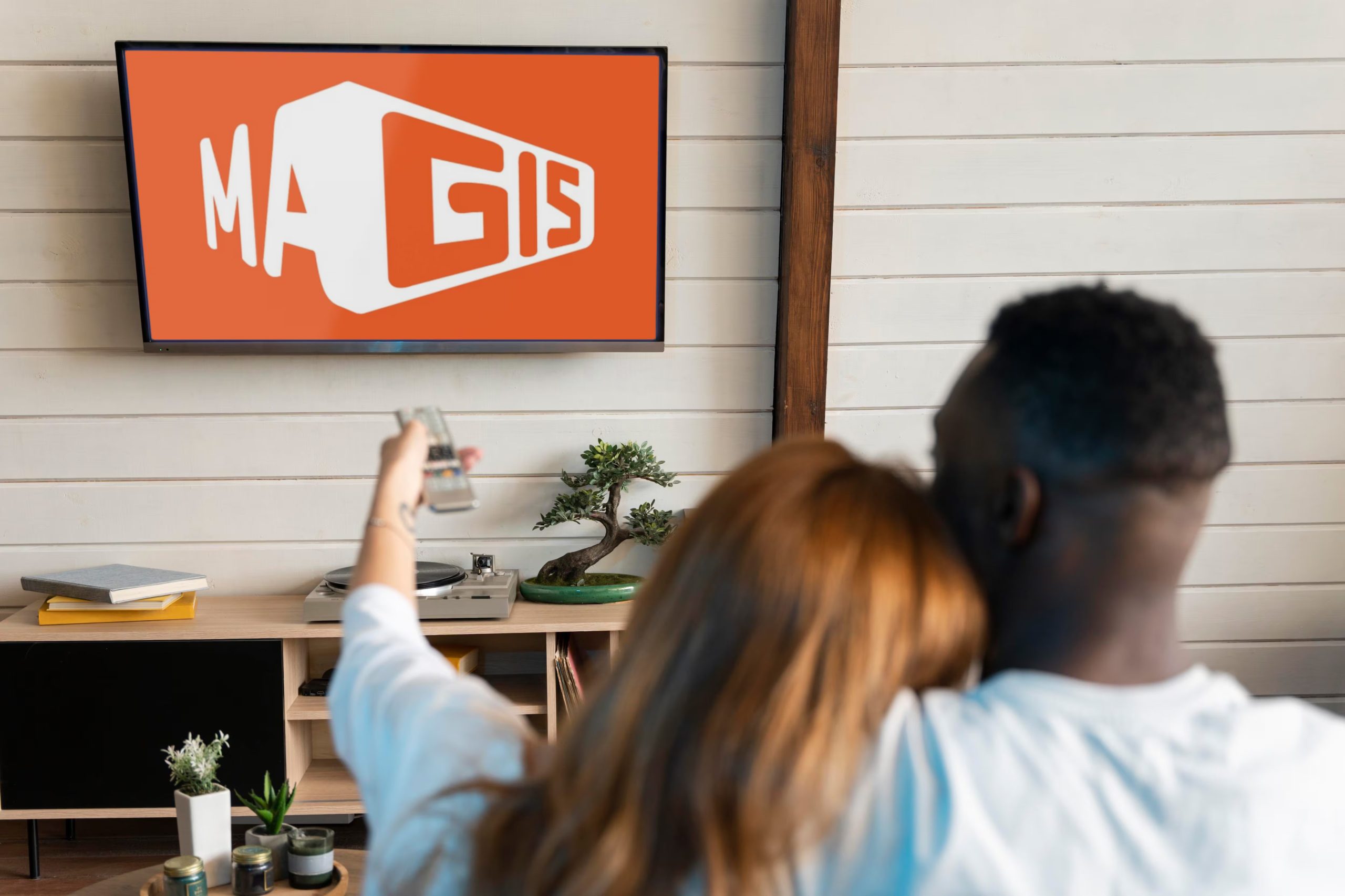 Magis TV funcionaba mediante una APK que quedó deshabilitada tras el fallo. (Fotocomposición: Infobae)