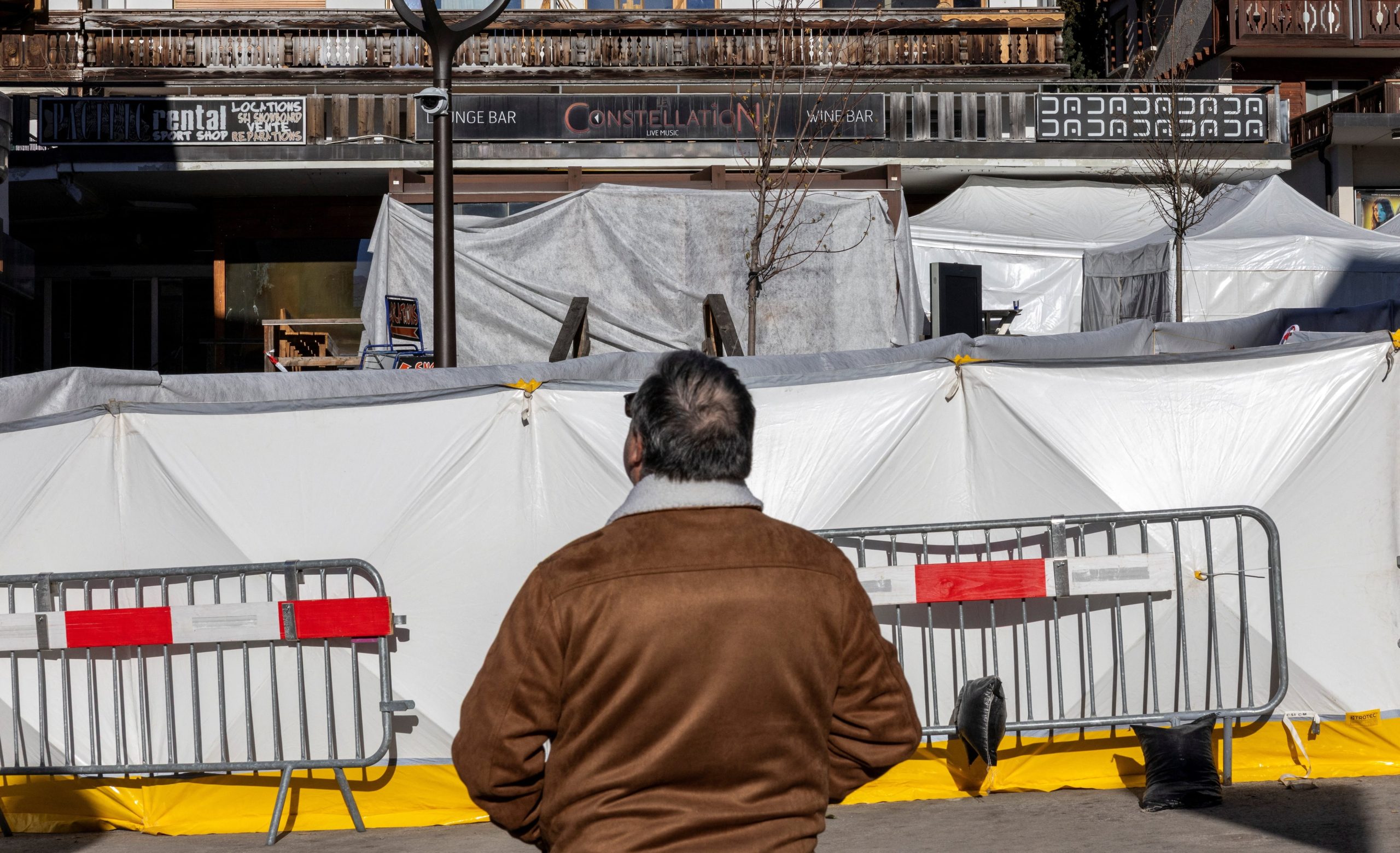 Un hombre mira el bar
