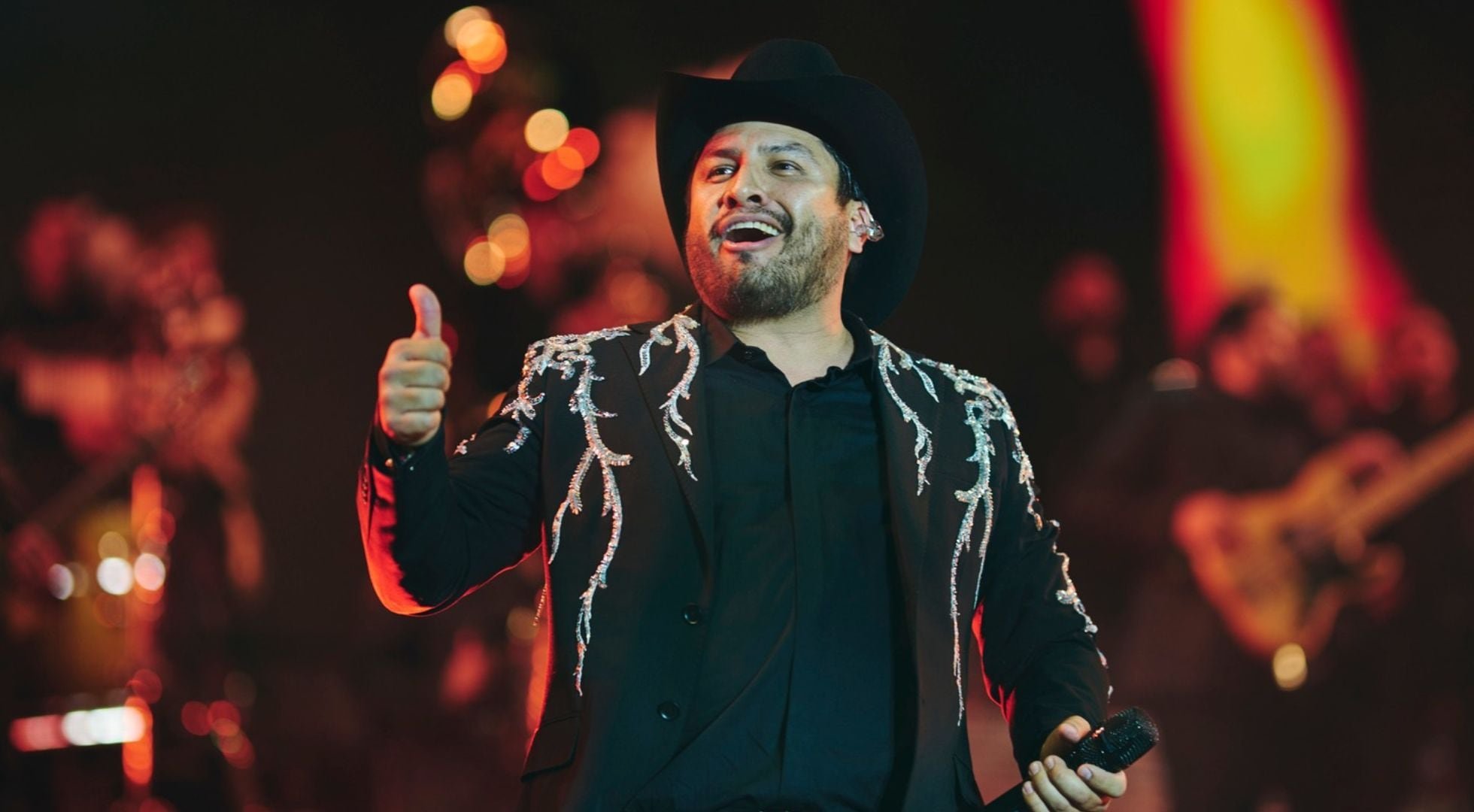 Le ha compuesto grandes éxitos al cantante de regional mexicano Julión Álvarez 