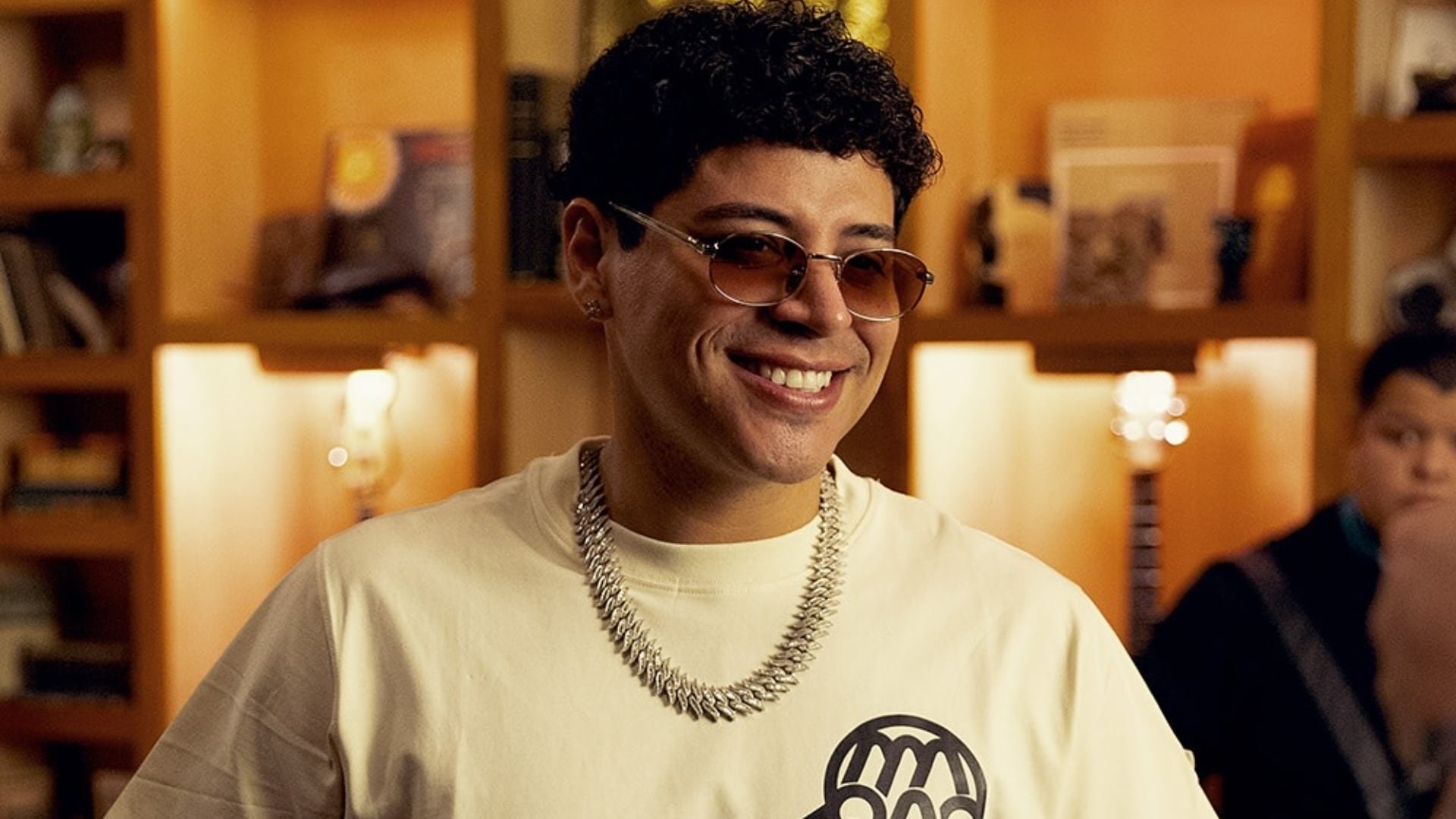 Ha colaborado con grandes artistas de diferentes géneros como Yuridia, Ha<em>Ash y Gera MX – (Foto AP/Marco Ugarte)» class=»aligncenter size-full» src=»https://kchcomunicacion.com/wp-content/uploads/2026/01/Quien-es-Joss-Favela-el-creador-sinaloense-detras-2-scaled.jpg» style=»width:100%; height:auto; margin-bottom: 20px;»/></p>
<p>Pese a su éxito escribiendo para terceros, <strong>Joss Favela</strong> ha construido una carrera sumamente sólida como intérprete. En esta etapa de su vida profesional, ha tenido la oportunidad de <strong>compartir créditos</strong> con colegas de variados géneros y distintas épocas, lo cual le ha servido para <strong>expandir su base de seguidores</strong> más allá de los límites tradicionales del regional mexicano.</p>
<p>Entre sus colaboraciones más mediáticas se cuentan trabajos realizados junto a artistas de la talla de <strong>Yuridia</strong>, <strong>Ha</em>Ash</strong>, <strong>Becky G</strong>, <strong>Alfredo Olivas</strong>, <strong>Gera MX</strong> y <strong>Greicy</strong>. Este tipo de uniones creativas ponen de manifiesto una flexibilidad sonora que le permite integrarse a ritmos muy variados. Su faceta como cantante coexiste de manera armoniosa con su rol de autor, logrando un balance entre lo que crea para sí mismo y lo que diseña para otros artistas.</p>
<h3>Visión integral: Producción y autoría</h3>
<p><img decoding=