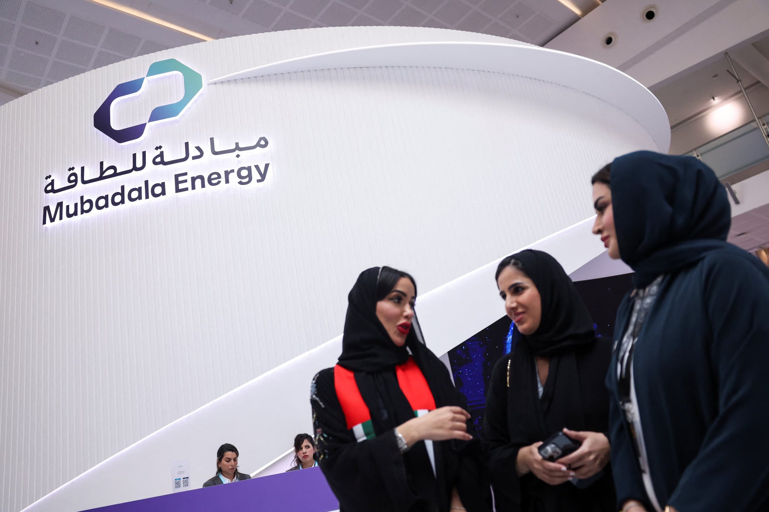 La gente se encuentra cerca del stand de Mubadala Energy durante el evento anual de la industria energética Abu Dhabi International Petroleum Exhibition and Conference (ADIPEC) en Abu Dhabi, Emiratos Árabes Unidos, el 3 de noviembre de 2025. REUTERS/Amr Alfiky