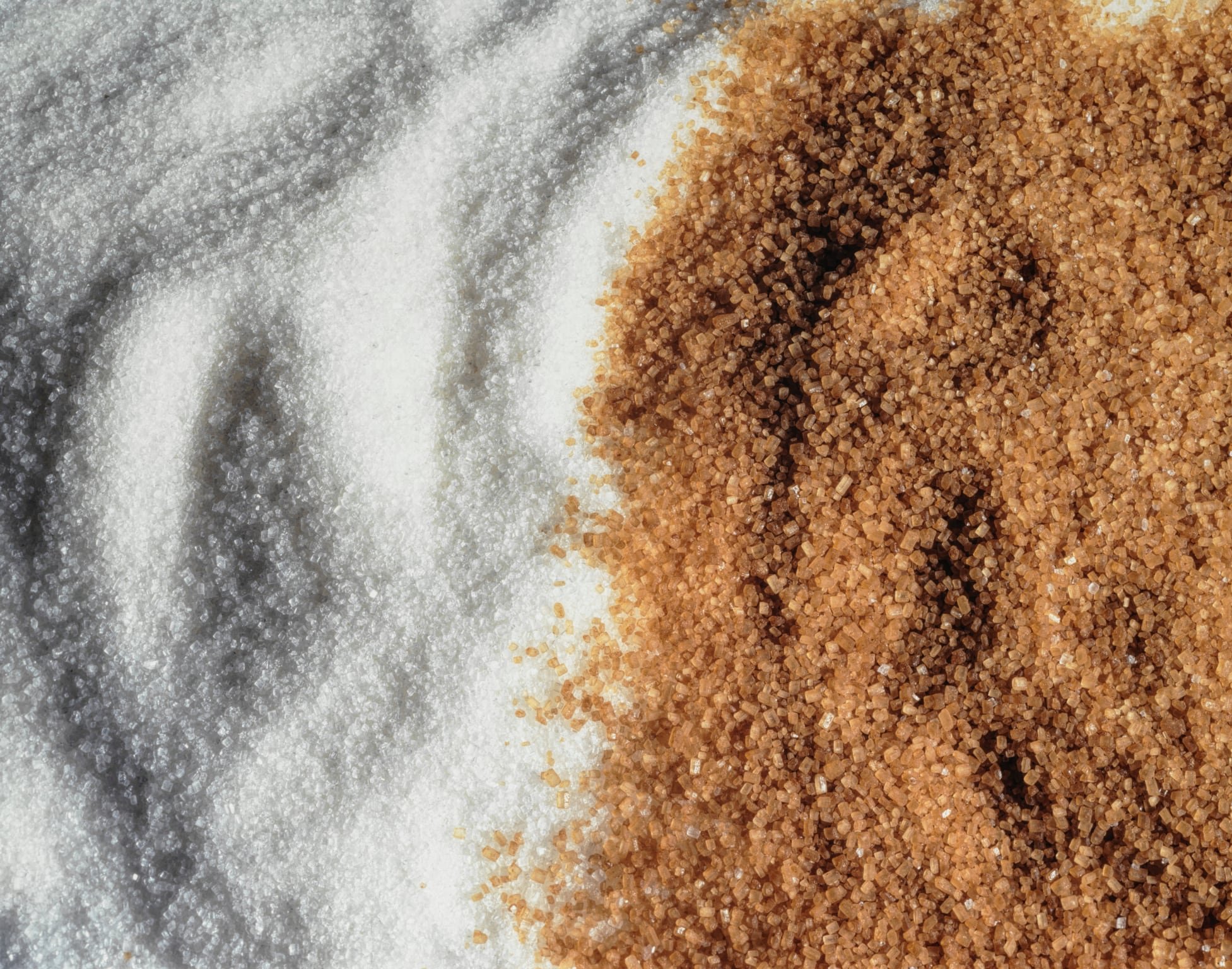 Se recomienda usar azúcar mascabado con moderación, reservándolo para ocasiones especiales y prefiriendo recetas ricas en fibra. (Getty Images)