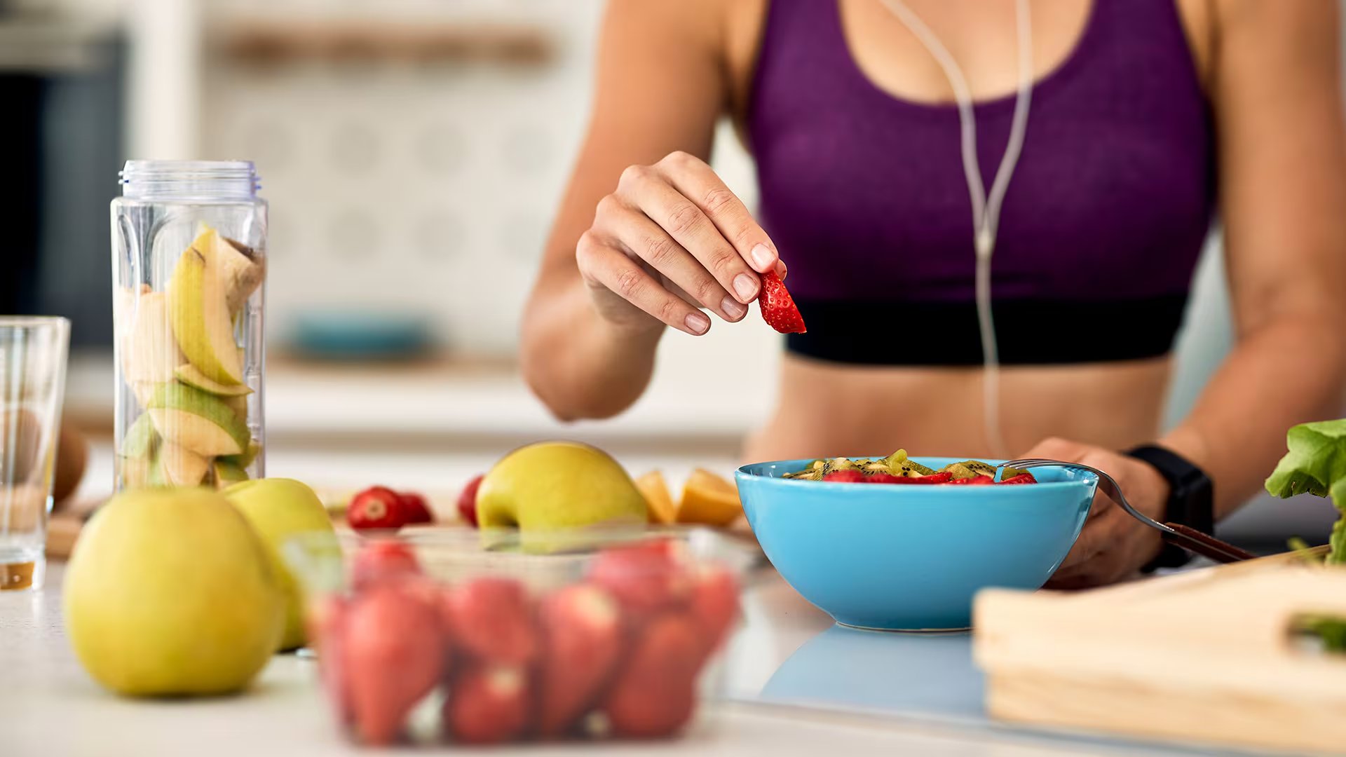 Los hábitos saludables, como una alimentación equilibrada, hidratación adecuada, actividad física regular y buen descanso, son esenciales para optimizar y mantener los resultados de los tratamientos estéticos (Freepik)