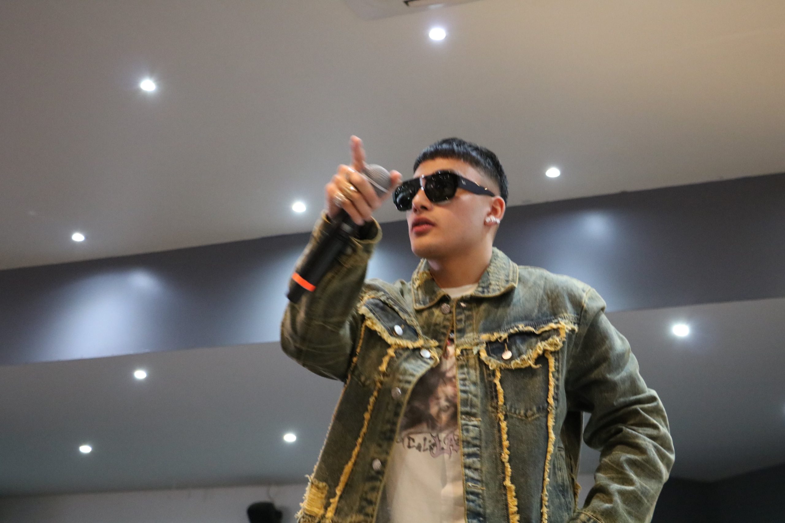 El cantante sigue orgulloso de sus anécdotas cuando comenzaba a cantar (Mar L./Infobae México)