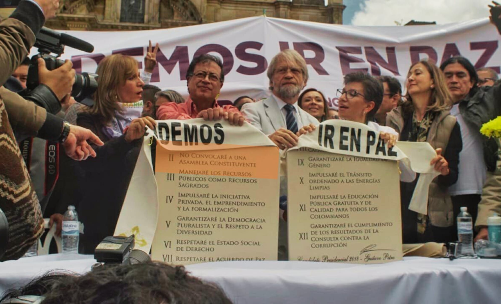 Gustavo Petro firmó en 2018 unas tablas en las que prometió no convocar a una constituyente; no obstante, siete años después cambió de parecer - crédito @petrogustavo/X