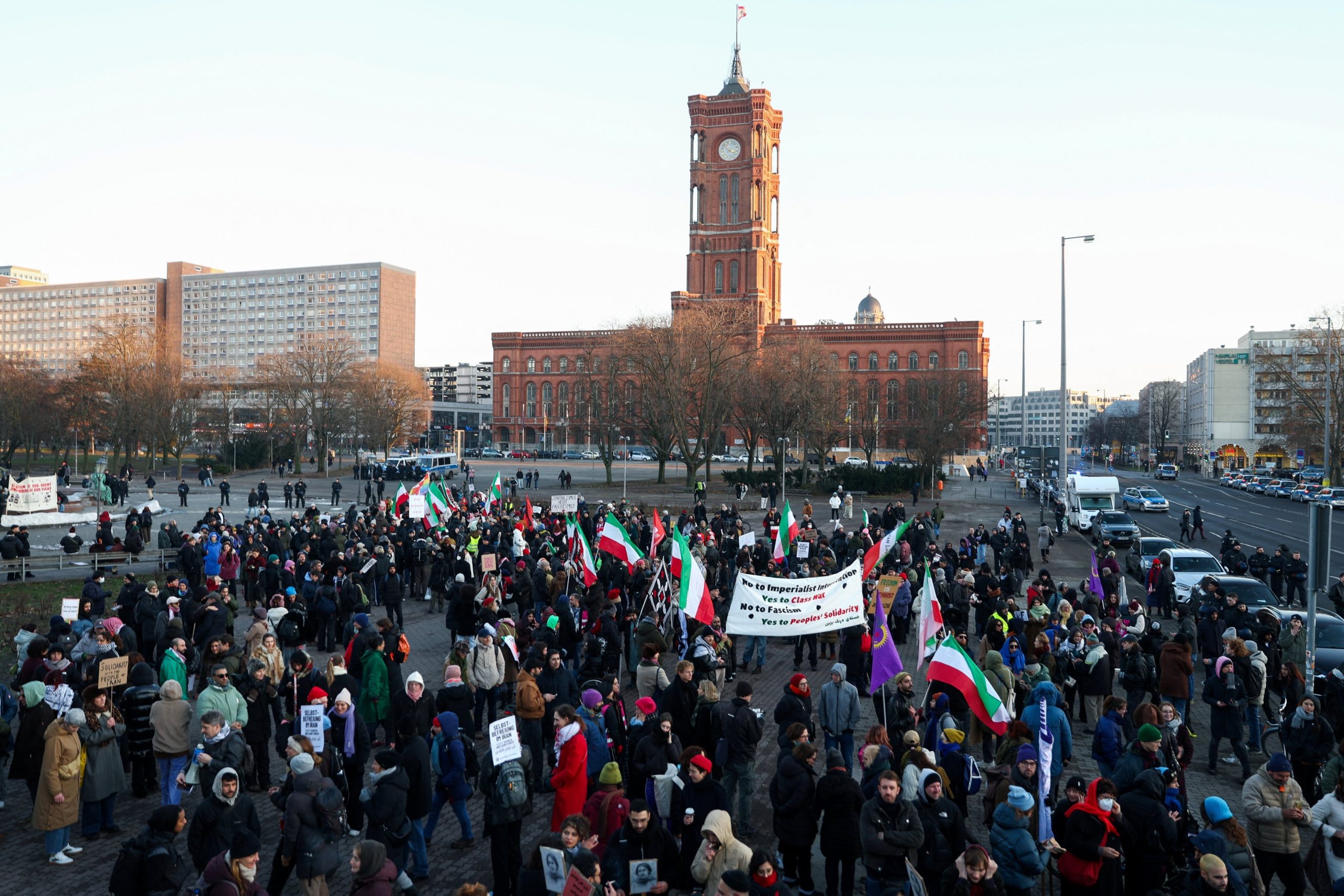 Manifestantes se concentran en Berlín durante una marcha de apoyo a las protestas que sacuden a Irán (REUTERS/Maryam Majd)