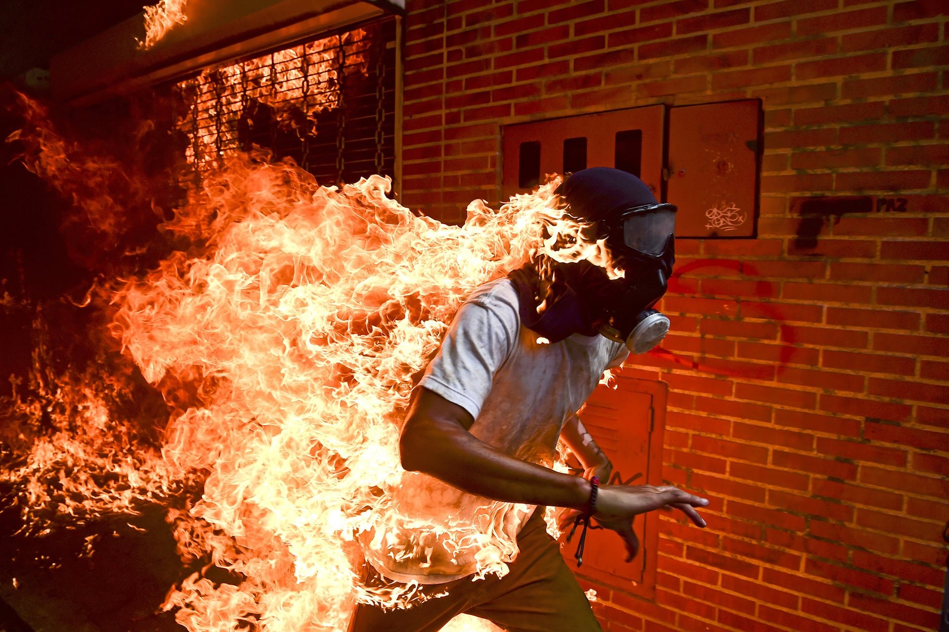  La crisis de Venezuela: José Víctor Salazar Balza (28) se incendia en medio de violentos enfrentamientos con la policía durante una protesta contra Maduro en 2017, en una de las fotos símbolo de la represión. (Ronaldo Schemidt, Venezuela)
