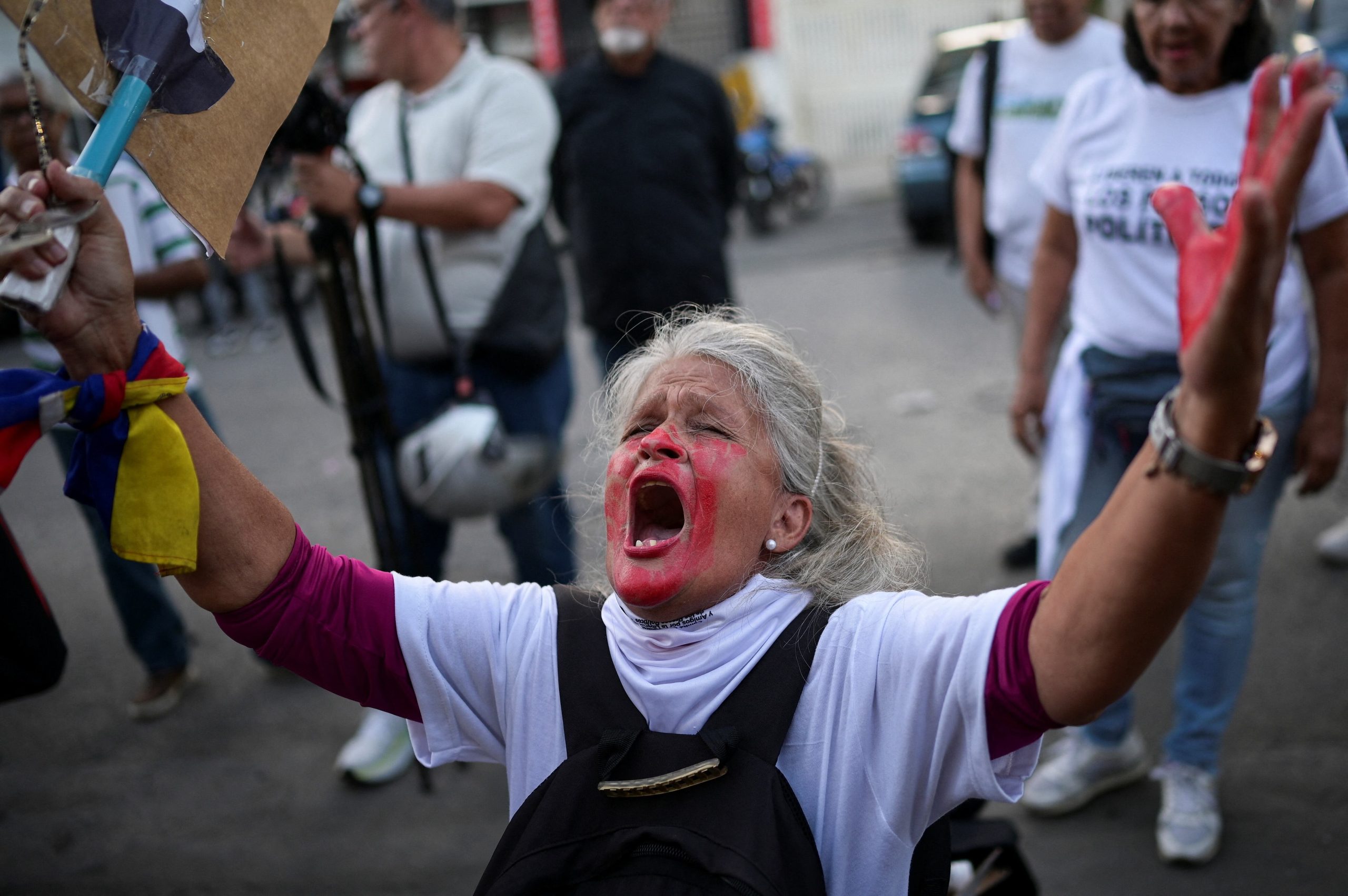 Una mujer clama por la libertad de detenidos venezolanos durante una vigilia de familiares, frente a la sede del Servicio Bolivariano de Inteligencia Nacional (SEBIN) conocido como 