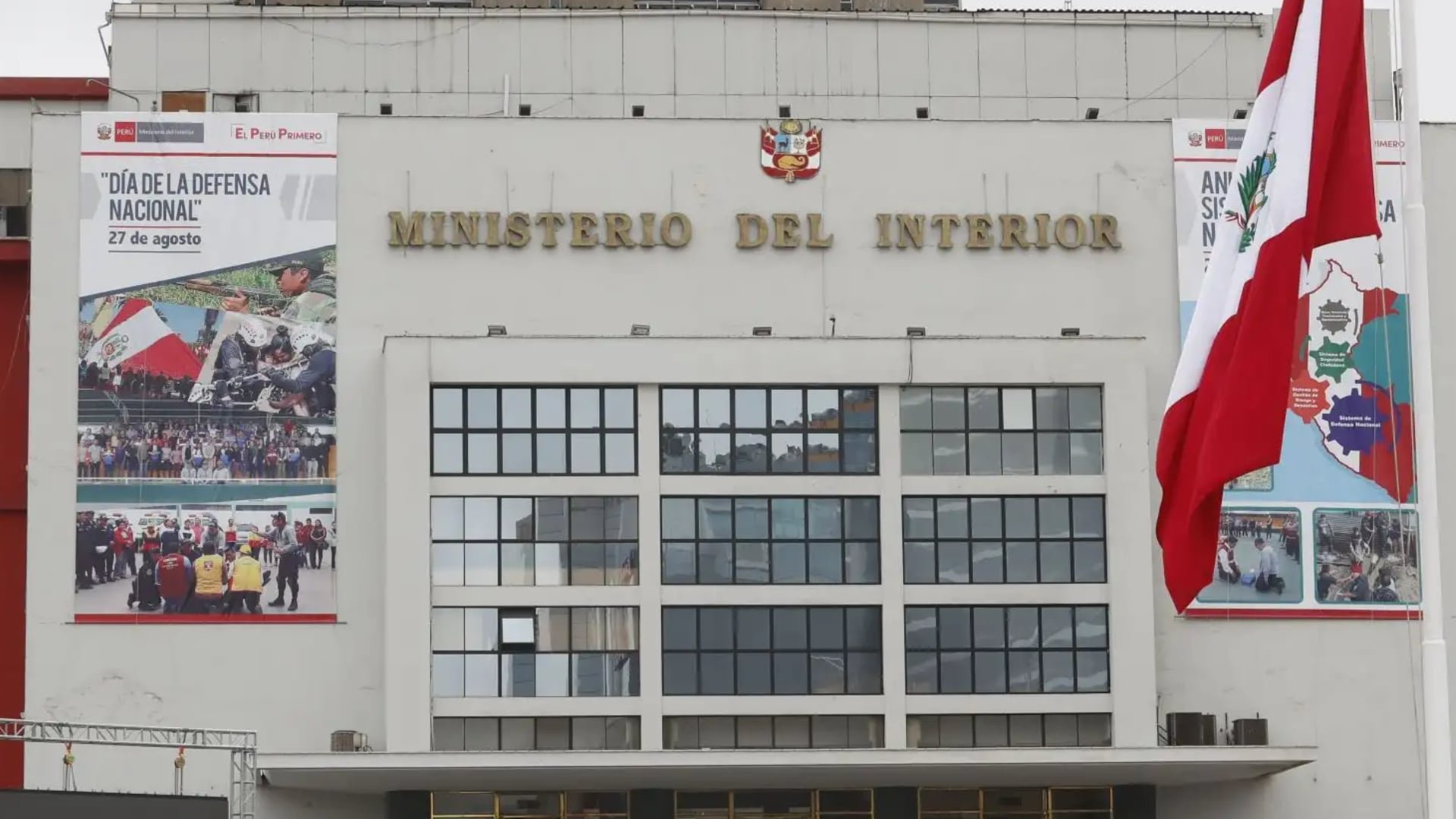 El contrato fue adjudicado el 31 de octubre de 2025, durante el gobierno interino de José Jerí, por la Oficina General de Administración y Finanzas, a nombre de Aero Express FZE