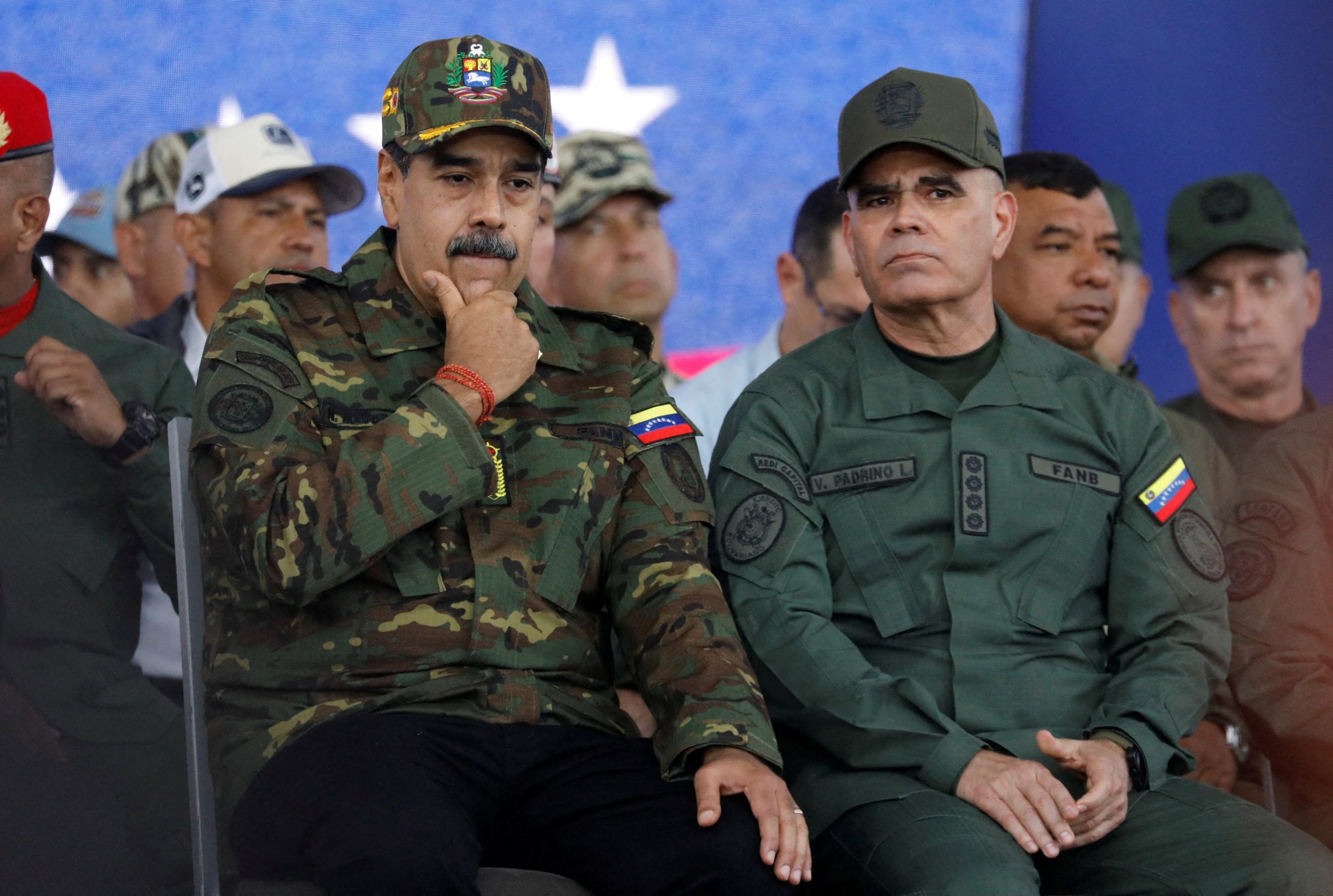FOTO DE ARCHIVO: El presidente de Venezuela, Nicolás Maduro, se sienta con el ministro de Defensa, Vladimir Padrino López, durante una manifestación contra una posible escalada de las acciones estadounidenses hacia el país, en la base militar de Fuerte Tiuna en Caracas, Venezuela, el 25 de noviembre de 2025 (REUTERS/Leonardo Fernández Viloria/Foto de archivo)