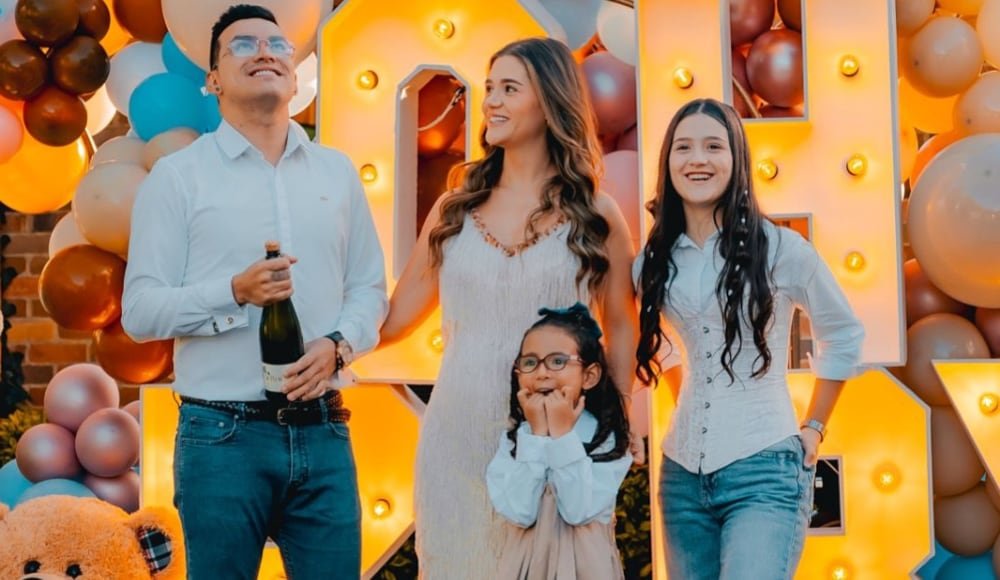 Yeison Jiménez, su esposa y sus dos hijas celebraron la llegada de su hijo varón en 2024 - crédito @yeison_jimenez/Instagram