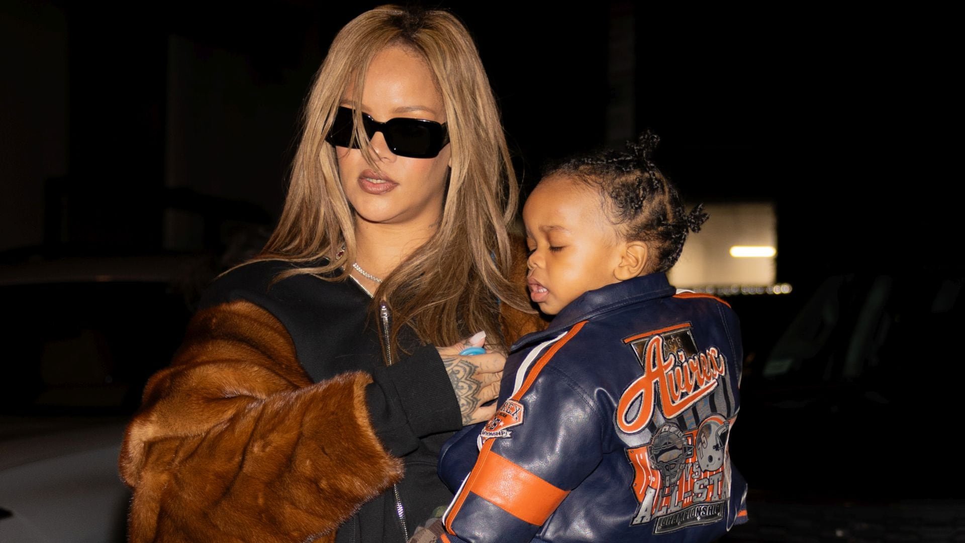Rihanna prioriza transmitir a sus hijos el valor de sus raíces y cultura, defendiendo el uso de trenzas por su significado ancestral (Splash News/The Grosby Group)