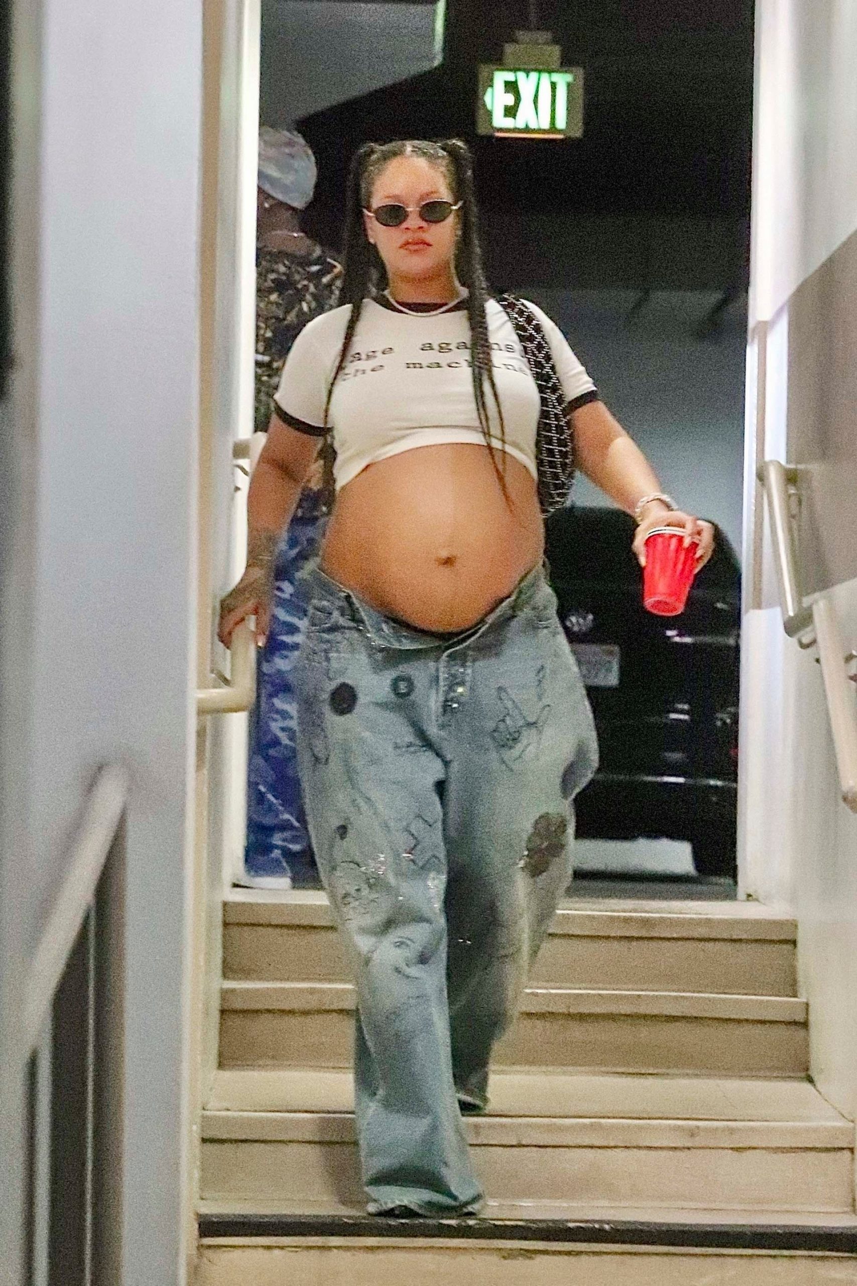 La artista rechaza los modelos tradicionales y afirma su derecho a maternar y vivir su relación bajo sus propias reglas y tiempos (Backgrid/The Grosby Group)