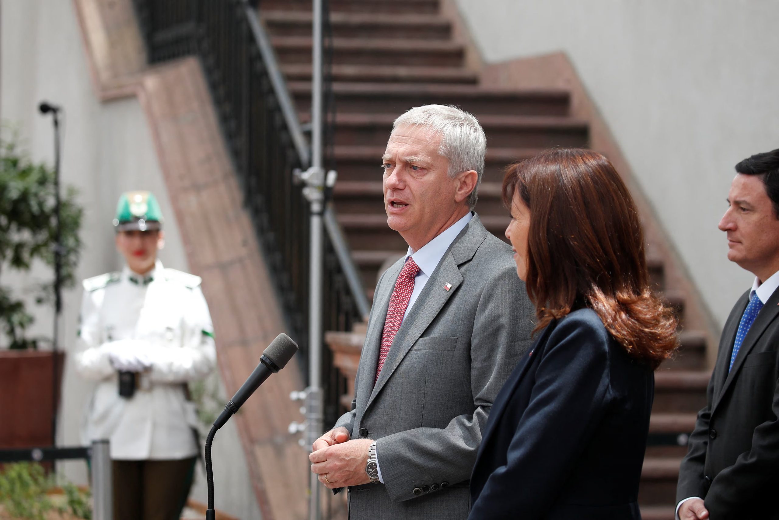 El presidente electo José Antonio Kast habla con los medios después de una reunión con el presidente Gabriel Boric en el Palacio Presidencial de La Moneda (REUTERS/Rodrigo Garrido/Archivo)