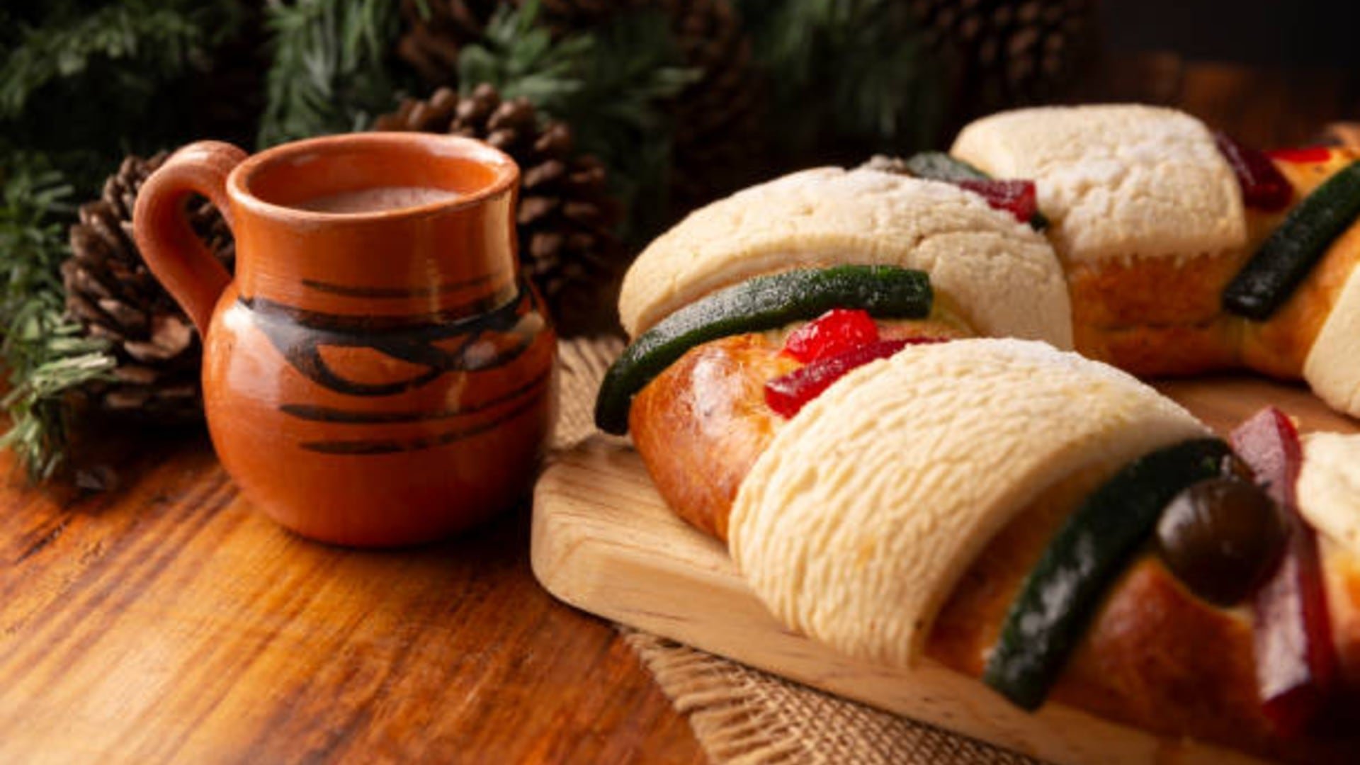 Este tradicional pan con forma ovalada o circular lleva frutas cristalizadas y azúcar como símbolos festivos y religiosos. Foto: (iStock)