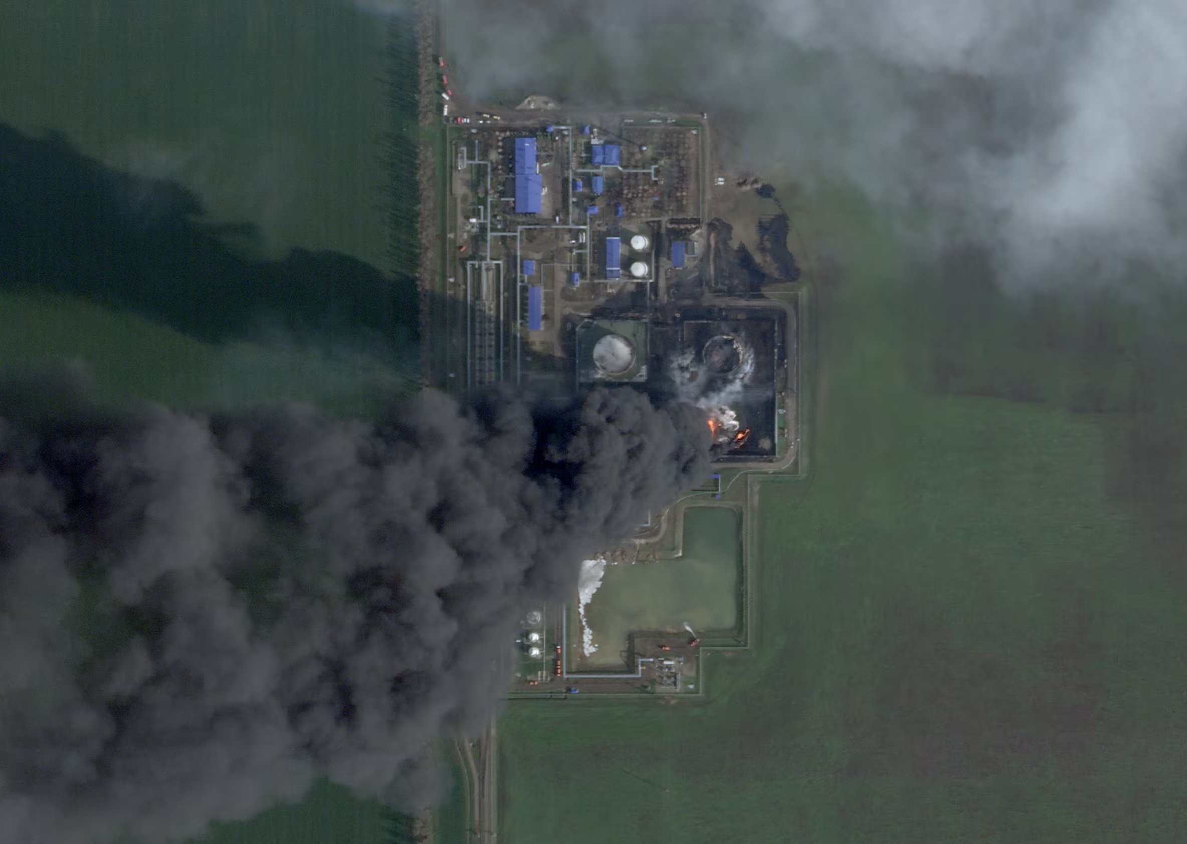 Fragmentos de drones ucranianos causaron incendios en dos empresas y tres viviendas en Krasnodar, dejando al menos un herido (REUTERS/ARCHIVO)