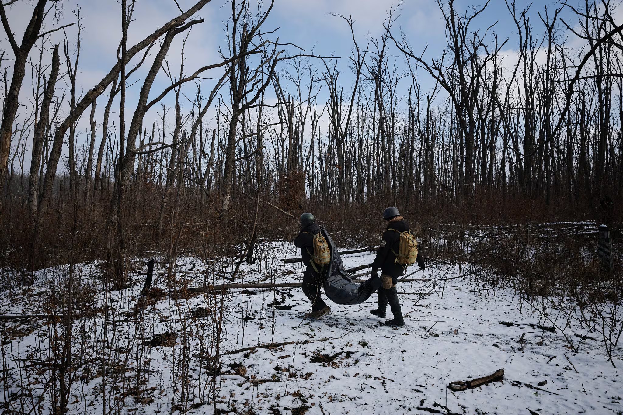 Voluntarios ucranianos recogieron los restos de soldados rusos en un campo de batalla en la región de Kharkiv, en el este de Ucrania (Tyler Hicks/The New York Times)
