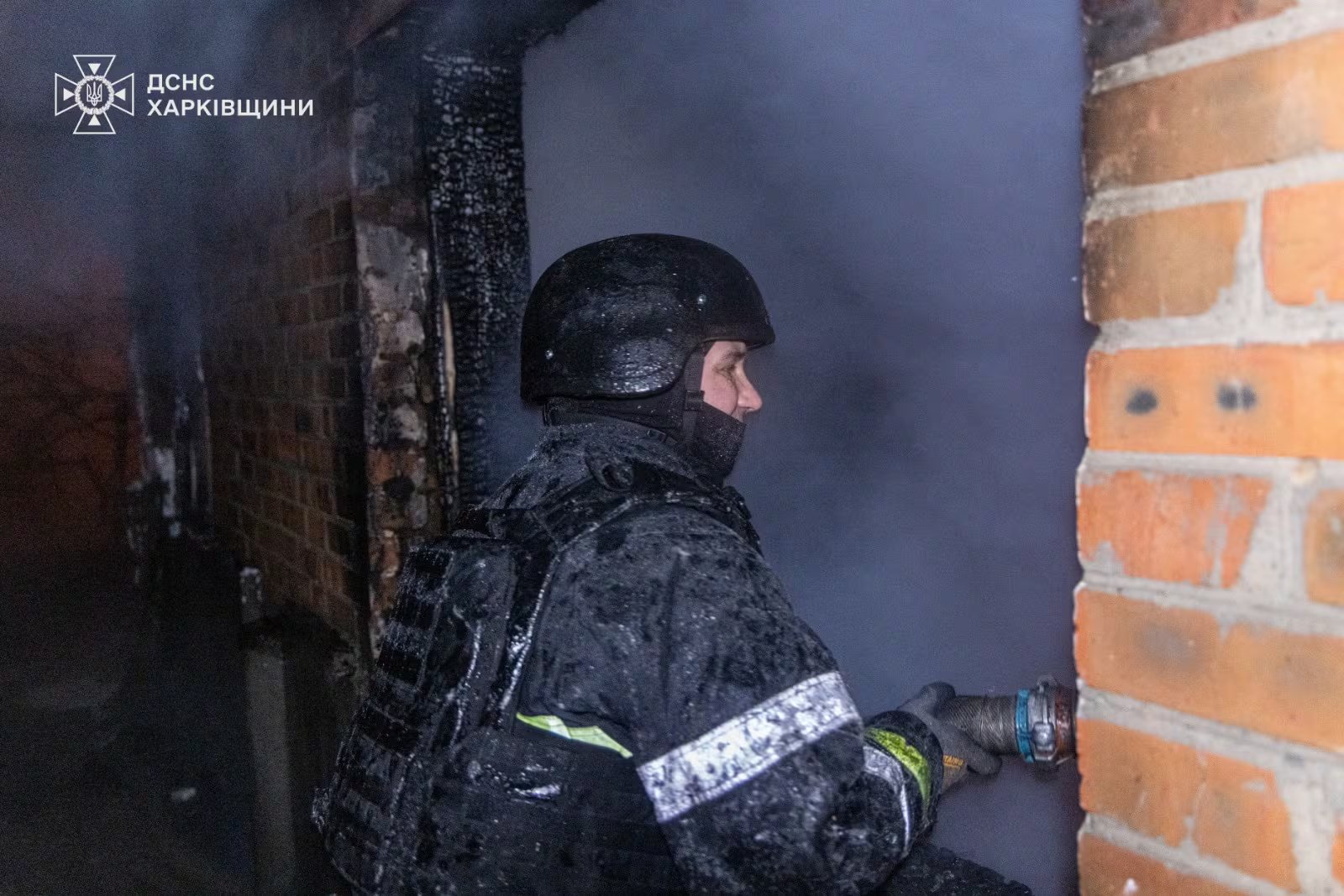 Un bombero en acción mientras intenta apagar las llamas de un incendio tras el bombardeo ruso (Créditos: Servicio Estatal de Emergencias de Ucrania)
