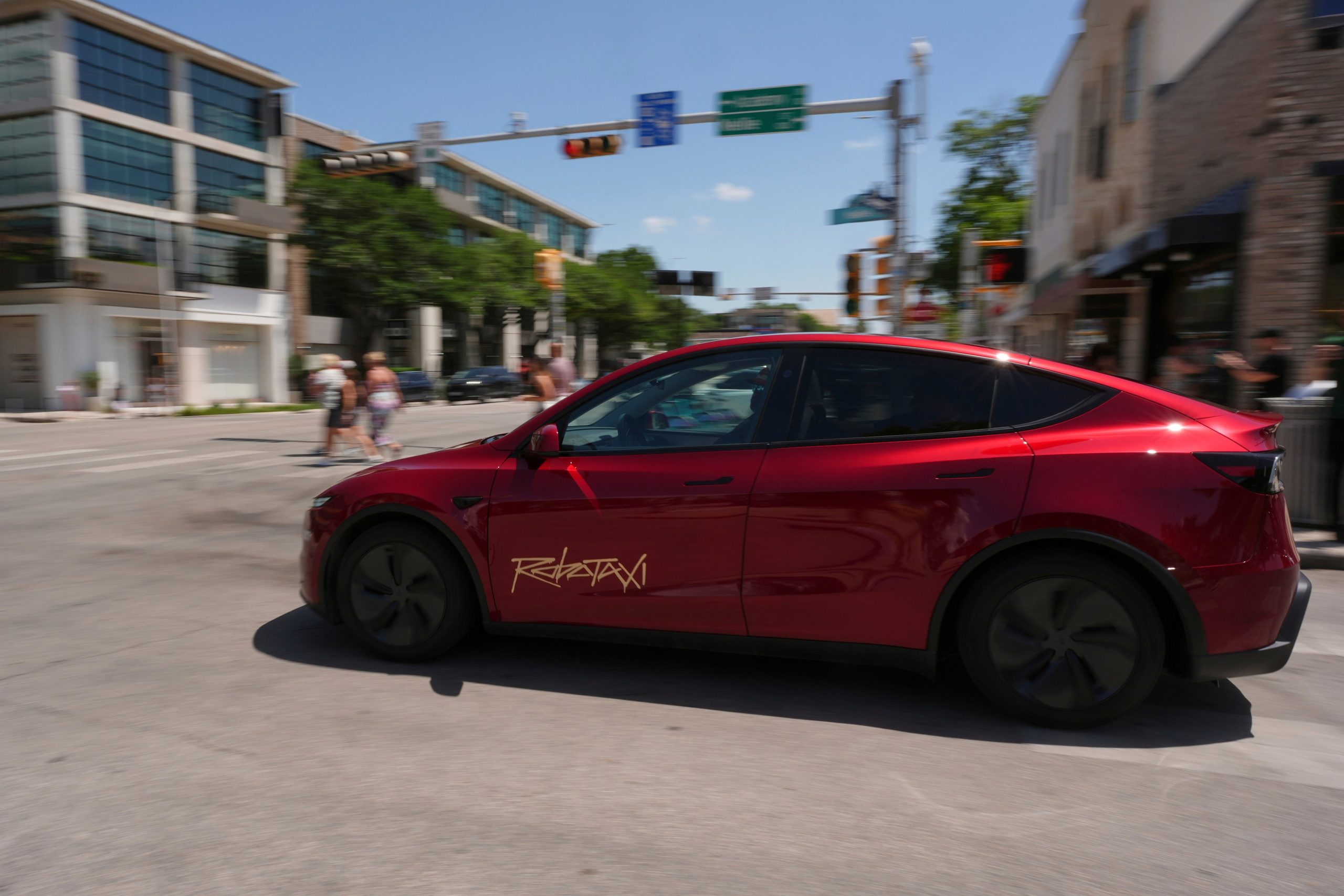 Un robotaxi Tesla avanza por las calles de Austin, Texas, el domingo 22 de junio de 2025. (AP Foto/Eric Gay)
