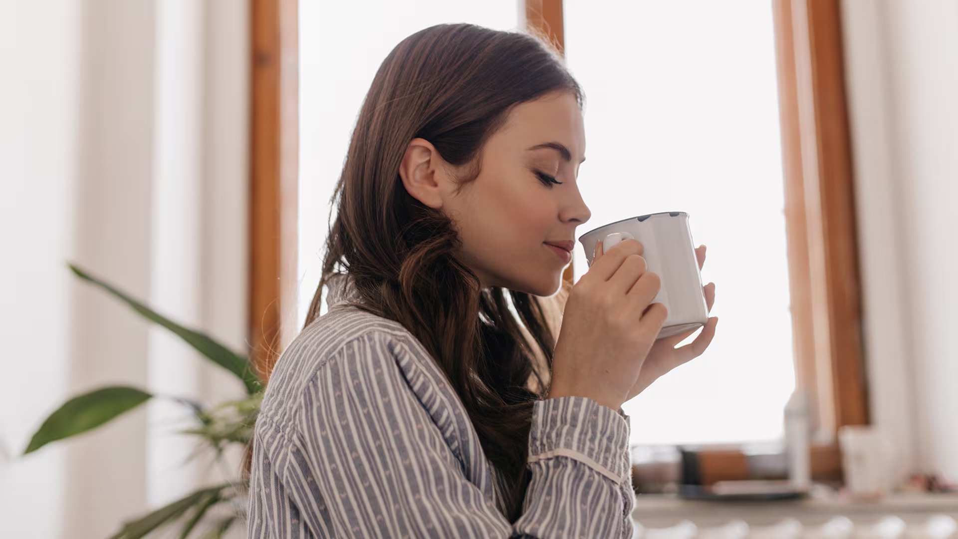 Mujer bebiendo café (Freepik)