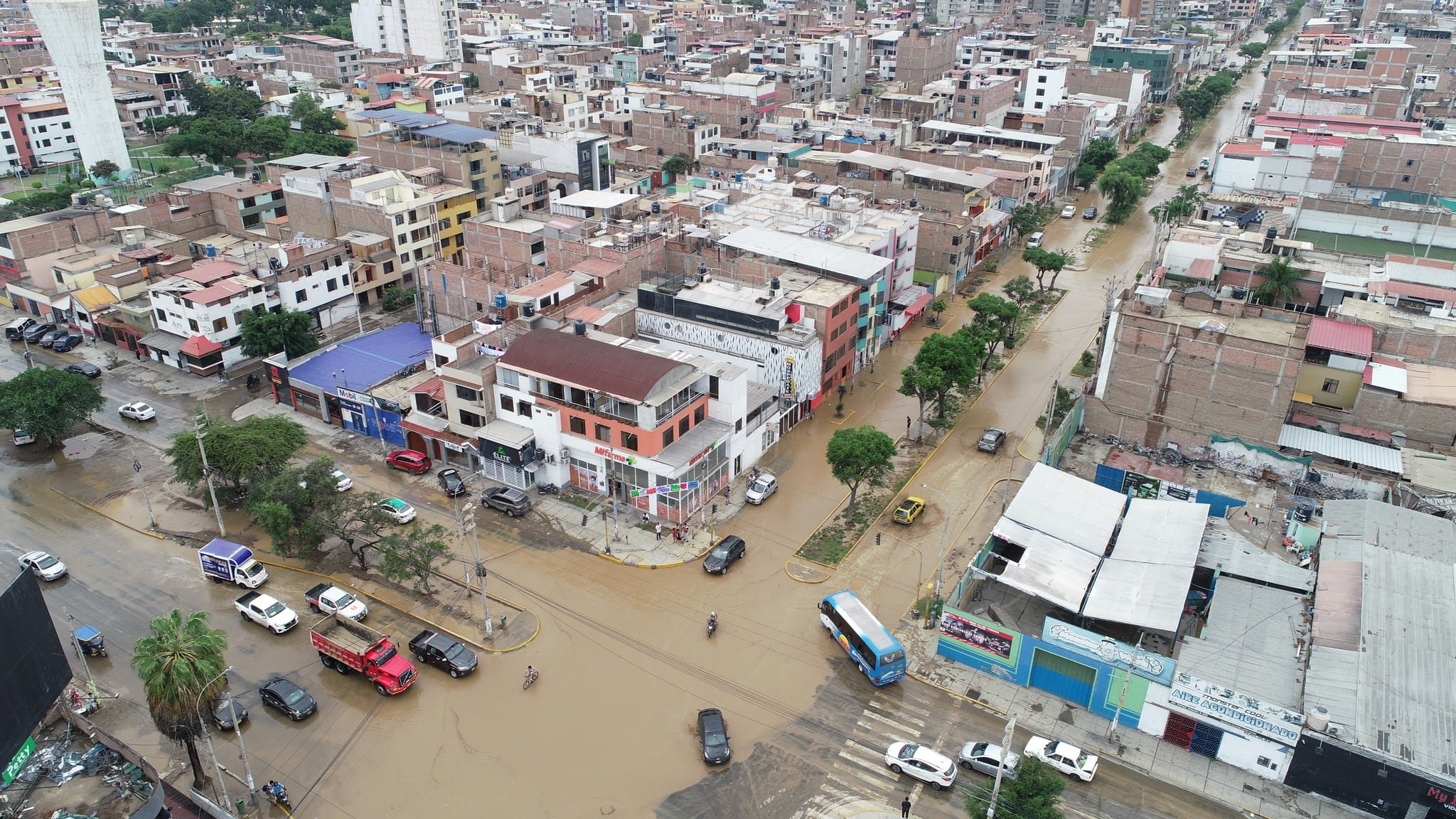 Esquina Salvador Lara y Tupac Amaru en Trujillo tras la activación de la quebrada San Ildefonso. Calles inundadas y vecinos afectados. Foto: Ozono