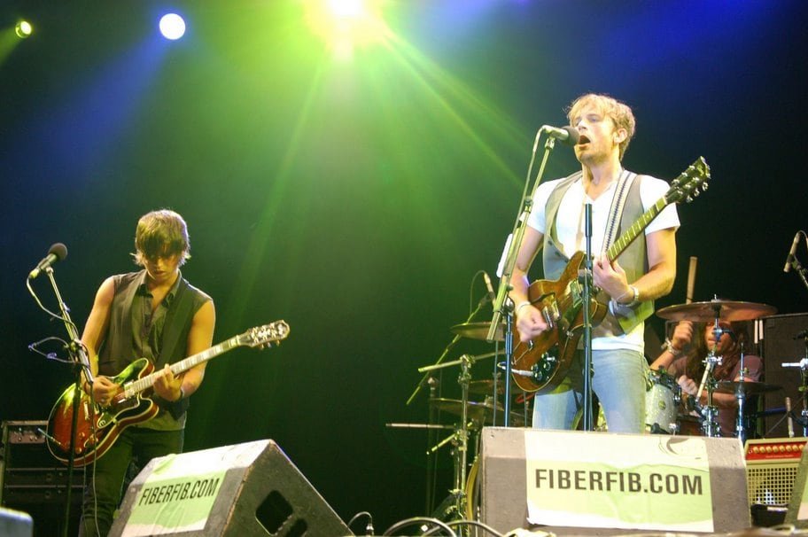 Kings of Leon logró fama internacional gracias a su fusión de rock alternativo, garaje y toques de country en sus composiciones (Wikimedia)
