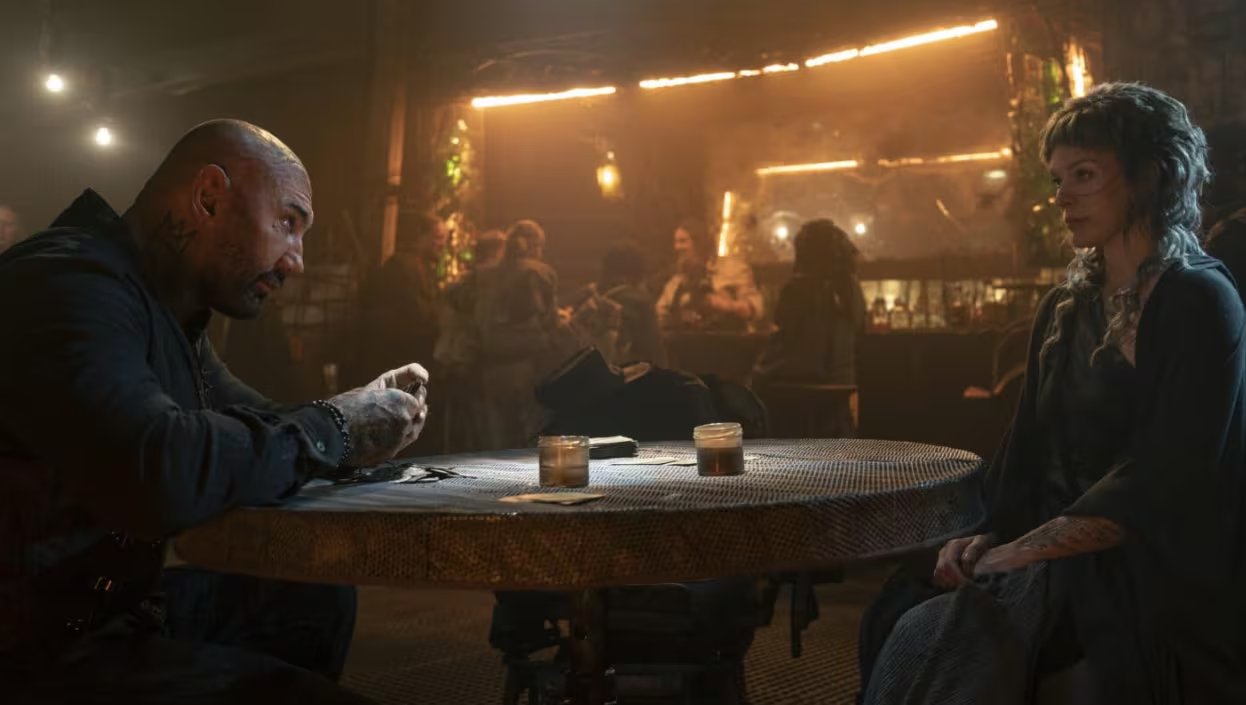 Dave Bautista y Milla Jovovich en 'Tierras perdidas'. (Prime Video)