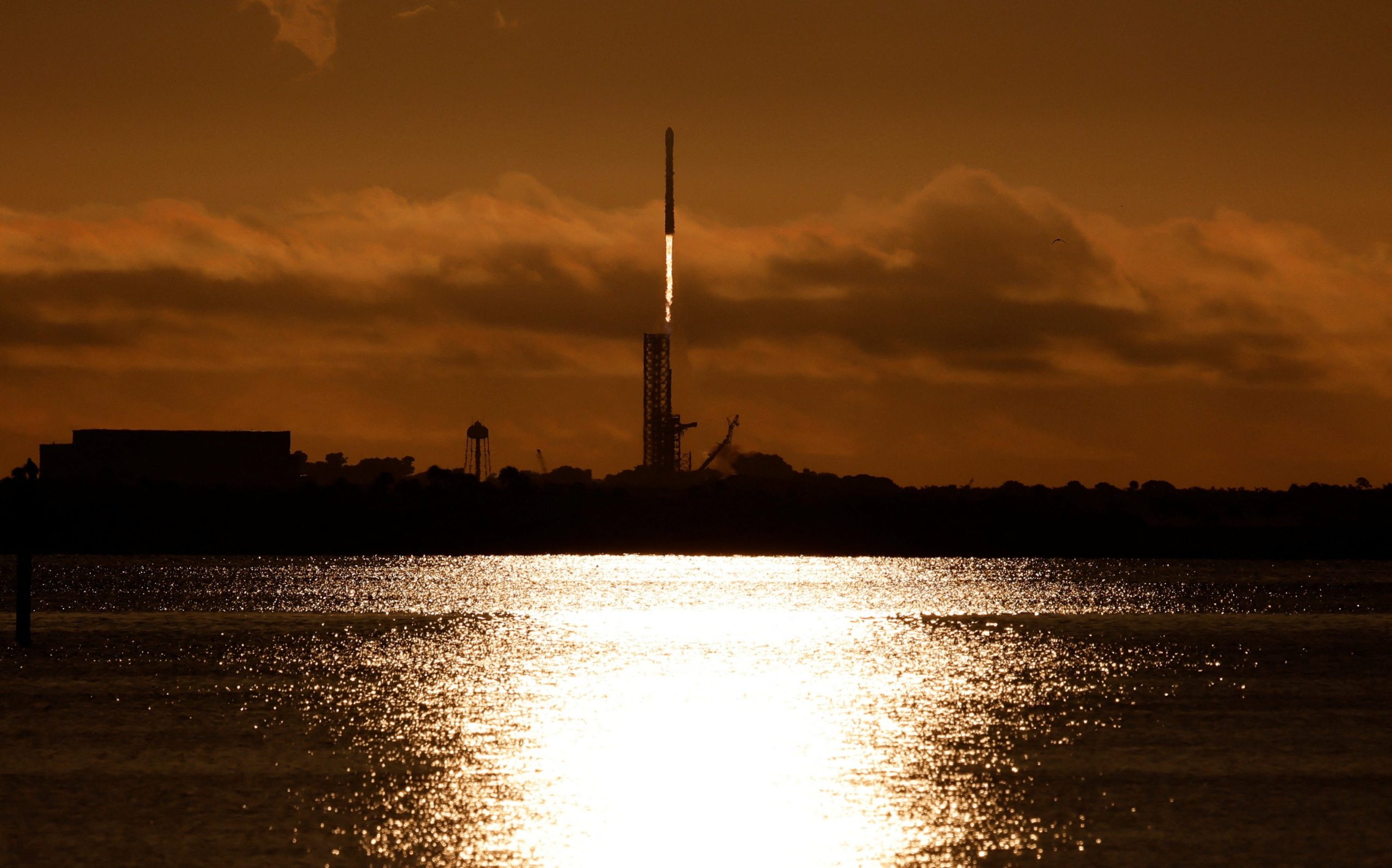 La misión Artemis II de la NASA será el primer vuelo tripulado del programa Artemis, con un sobrevuelo lunar previsto para febrero (REUTERS/Joe Skipper)
