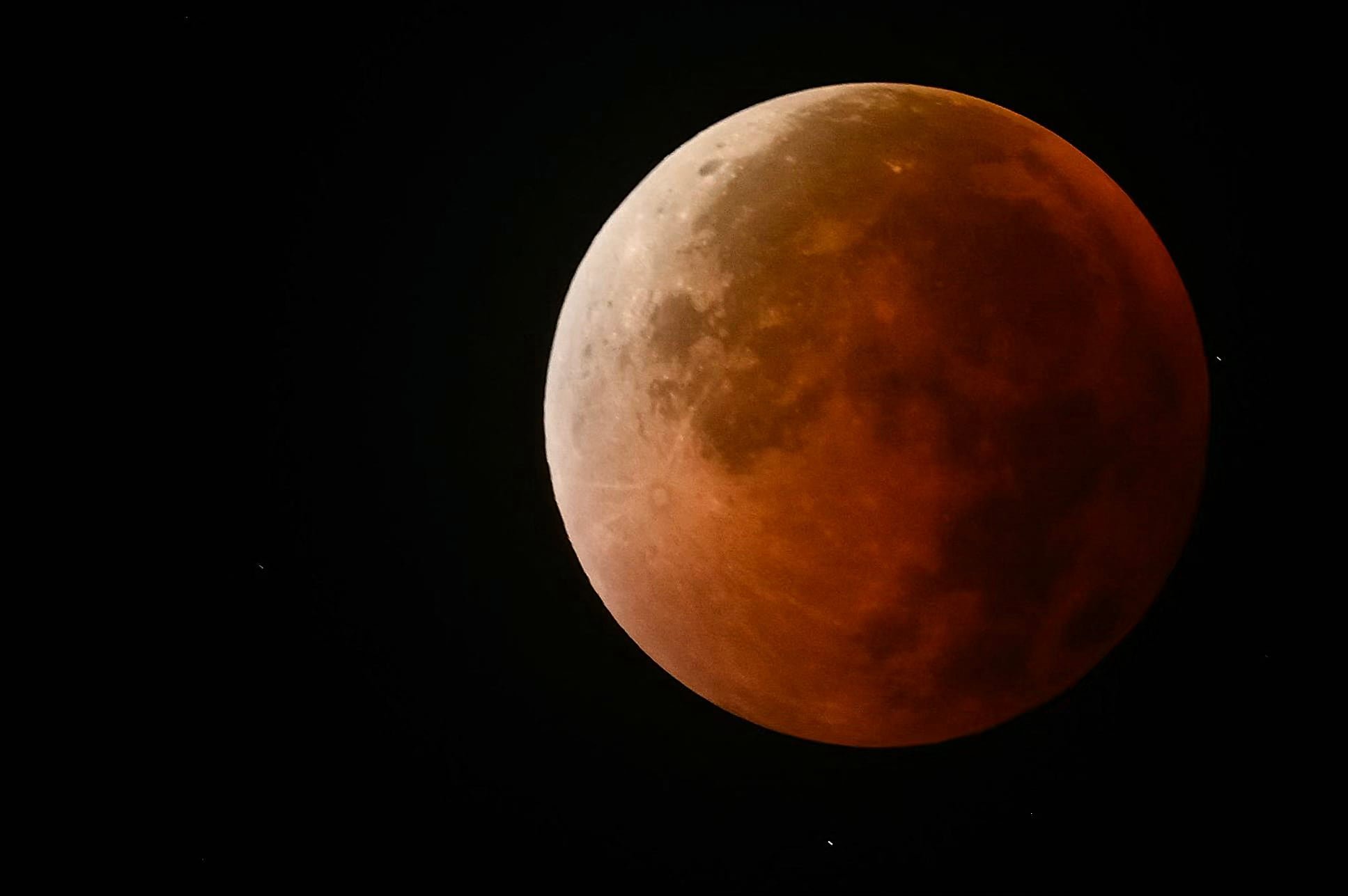 La luna de sangre aparecerá el 3 de marzo cuando un eclipse lunar total tiña el satélite de color rojizo en varios continentes (Sai Aung MAIN / AFP) 