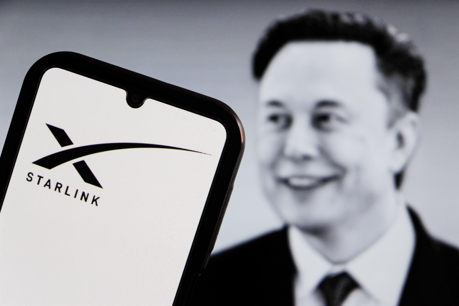 El beneficio de Starlink aplica a quienes ya poseen equipos o los adquieran en enero, permitiendo acceso inmediato a internet satelital. (Europa Press)

