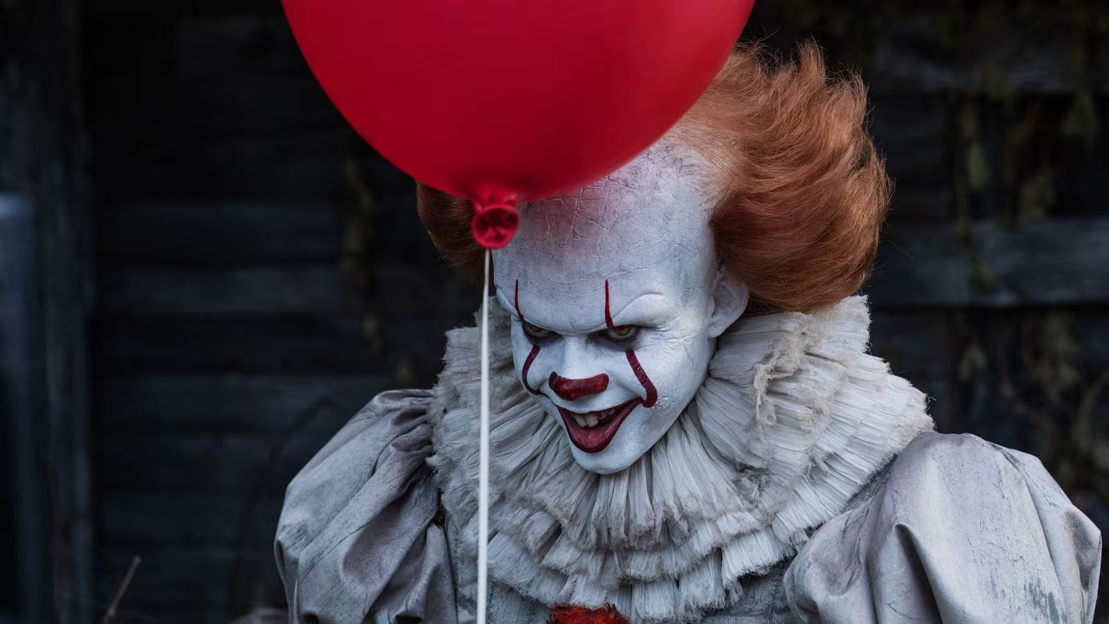 Las adaptaciones audiovisuales, como la miniserie de 1990 y las películas de 2017 y 2019, contribuyeron a amplificar el impacto de Pennywise entre nuevas generaciones
(Warner Bros.)