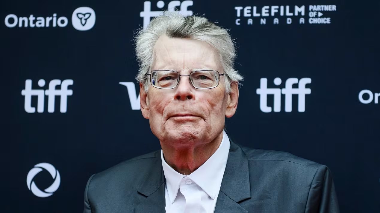 Pennywise, símbolo del miedo colectivo, sigue siendo objeto de análisis y reflexión, demostrando la vigencia del terror en la obra de Stephen King
(Foto AP/Chris Pizzello, archivo)