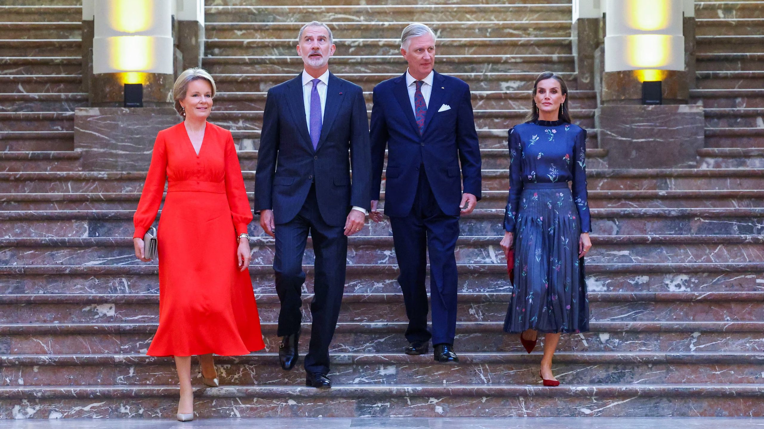 El rey Felipe y la reina Letizia de España, junto con el rey Felipe y la reina Matilde de Bélgica, caminan el día de su visita a la exposición 
