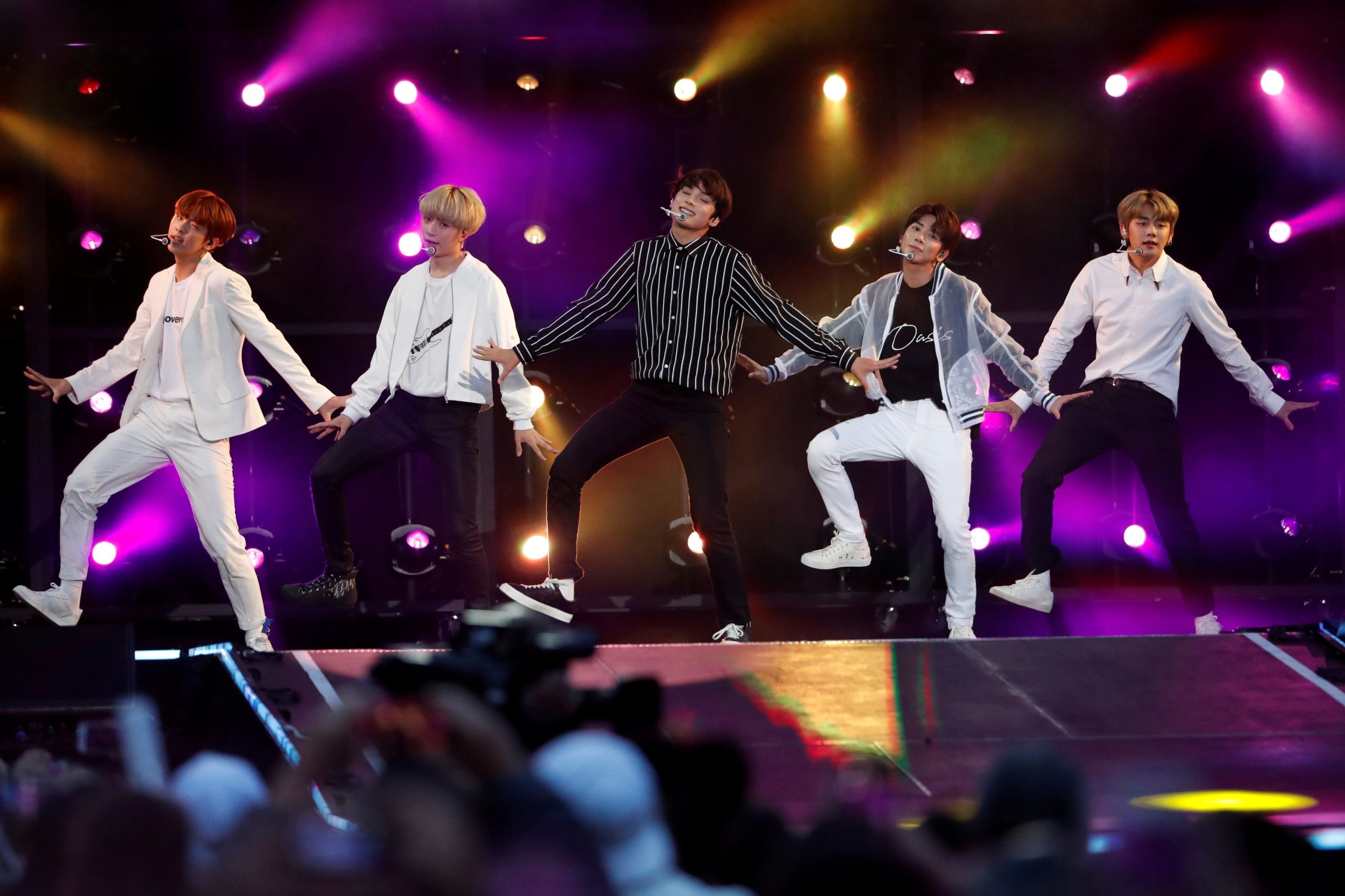 El espectáculo propone una narrativa visual ambientada en un campus transformado en escenarios fantásticos con cielos rosados, pistas de carreras y auroras boreales. REUTERS/Mario Anzuoni/File Photo