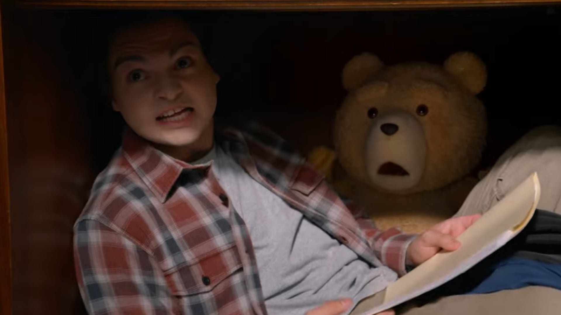 La segunda temporada profundiza en los vínculos familiares y los enredos cotidianos de John Bennett y Ted. (Universal+)