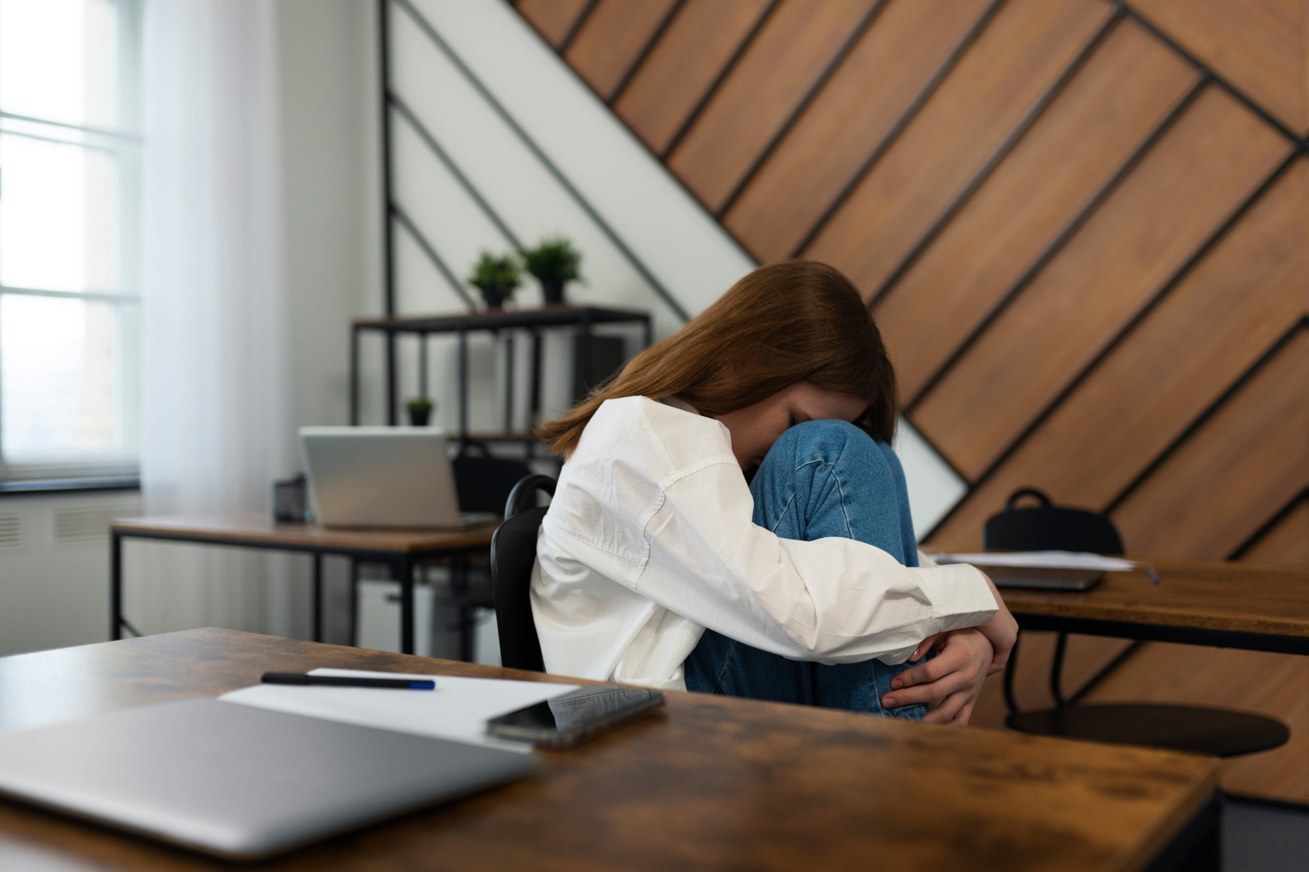 Estudios recientes asocian el trabajo remoto sostenido con mayores niveles de aislamiento social, ansiedad y síntomas de depresión entre los empleados (Crédito: Freepik)