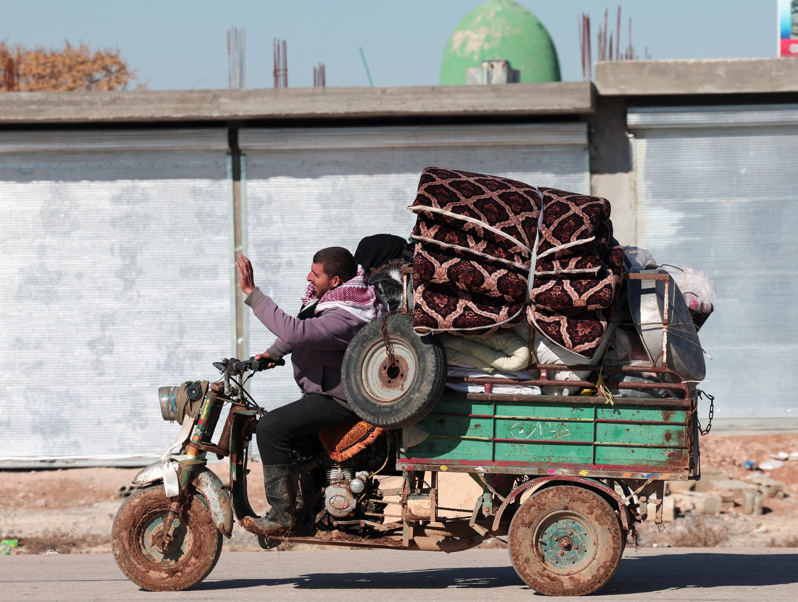 Civiles de Dayr Hafir se dirigen hacia el oeste ante el temor de una escalada de enfrentamientos entre las Fuerzas Democráticas Sirias (FDS), lideradas por kurdos, y las fuerzas del gobierno sirio en el este de Alepo, Siria, 15 de enero de 2026. (REUTERS/Mahmoud Hassano)