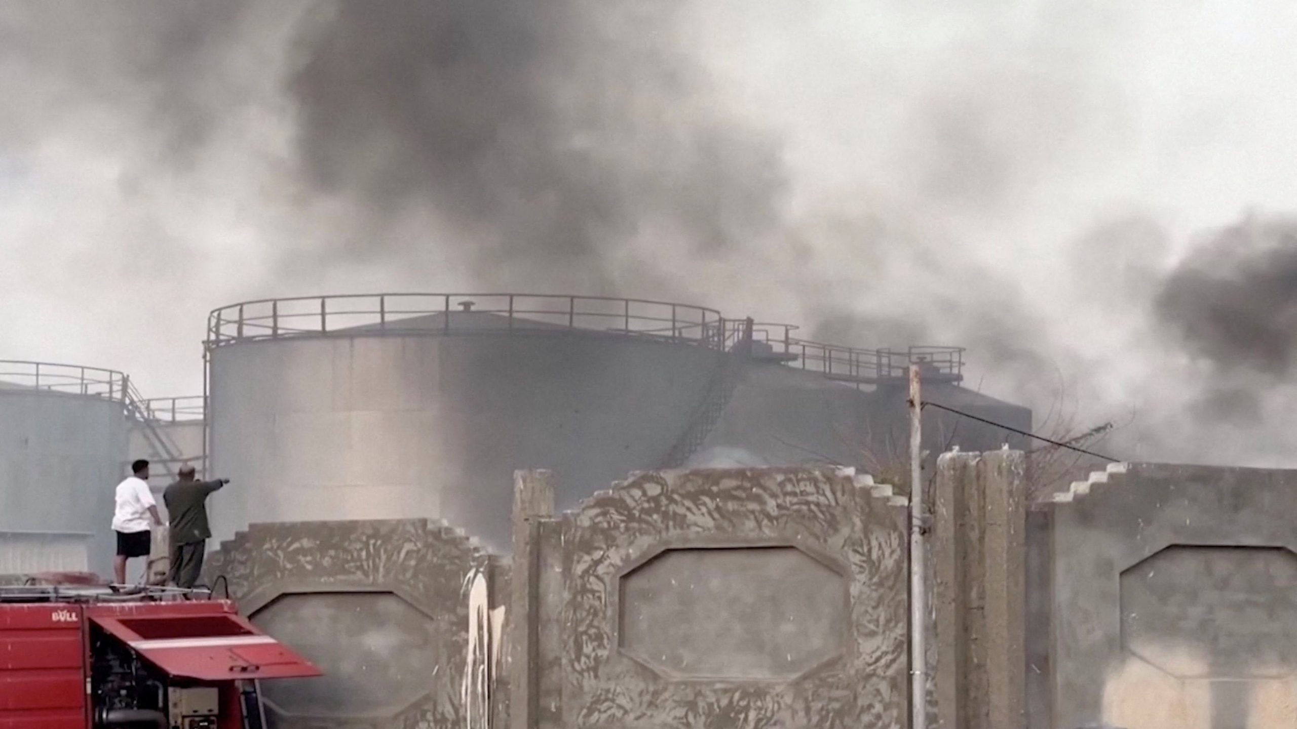 Humo elevándose tras un ataque aéreo de la coalición liderada por Arabia Saudí, dirigido contra lo que describió como apoyo militar extranjero a los separatistas del sur respaldados por los Emiratos Árabes Unidos, en el puerto de Mukalla, en el sur de Yemen. Aden al-Mustakillah TV/vía REUTERS