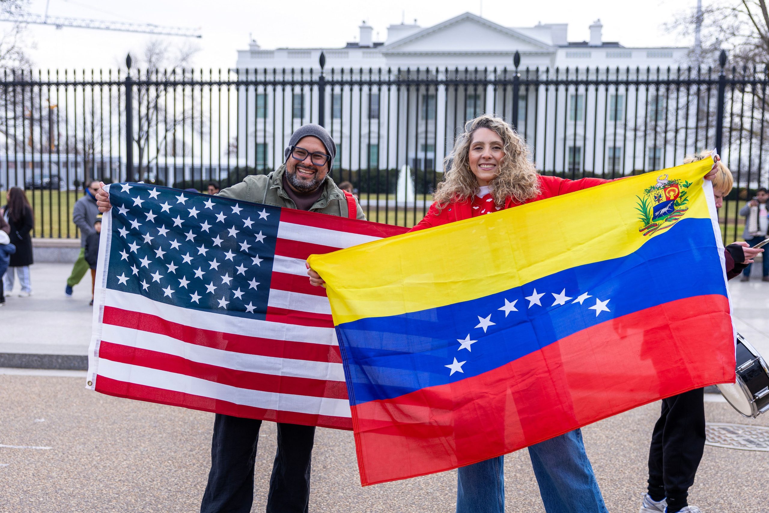 Protestas de apoyo en las inmediaciones de la Casa Blanca por la intervención de EU en Venezuela (Tasos Katopodis/Getty Images/AFP (Photo by TASOS KATOPODIS / GETTY IMAGES NORTH AMERICA / Getty Images via AFP)