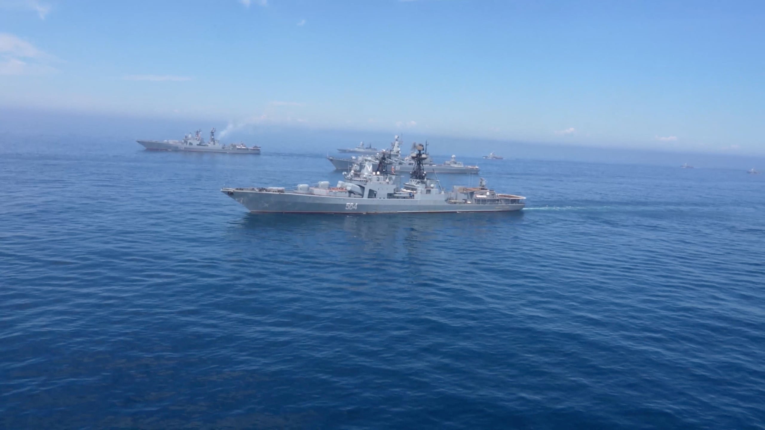Una vista aérea muestra buques de guerra rusos durante importantes ejercicios navales, que son llevados a cabo por la Armada rusa en los océanos Pacífico y Ártico y en los mares Báltico y Caspio, en un lugar desconocido, en esta imagen fija tomada de un video publicado el 23 de julio de 2025. Ministerio de Defensa ruso/Folleto vía REUTERS