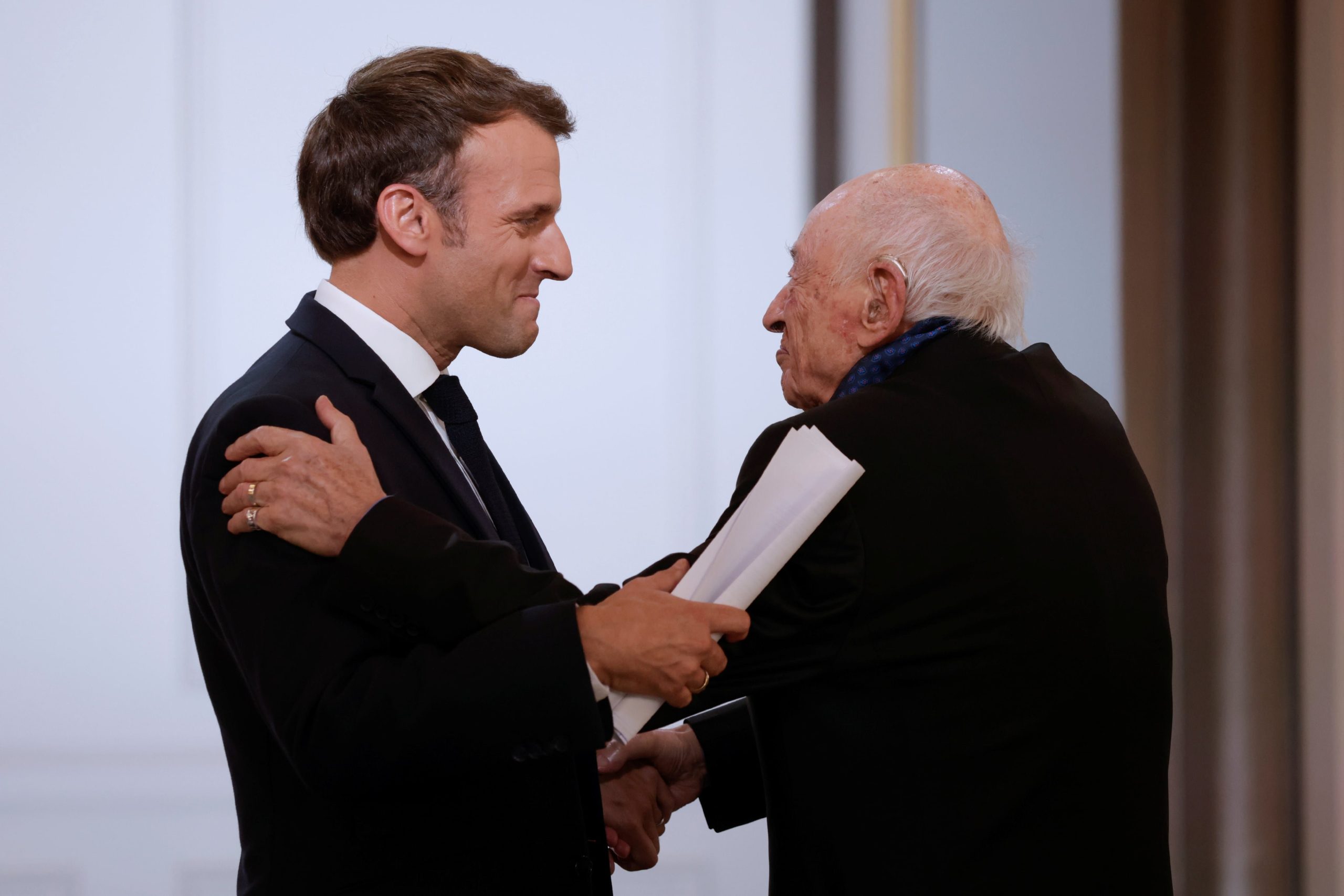 Edgar Morin, con Emmanuel Macron, en 2021. (Yoan Valat/ Pool via REUTERS)